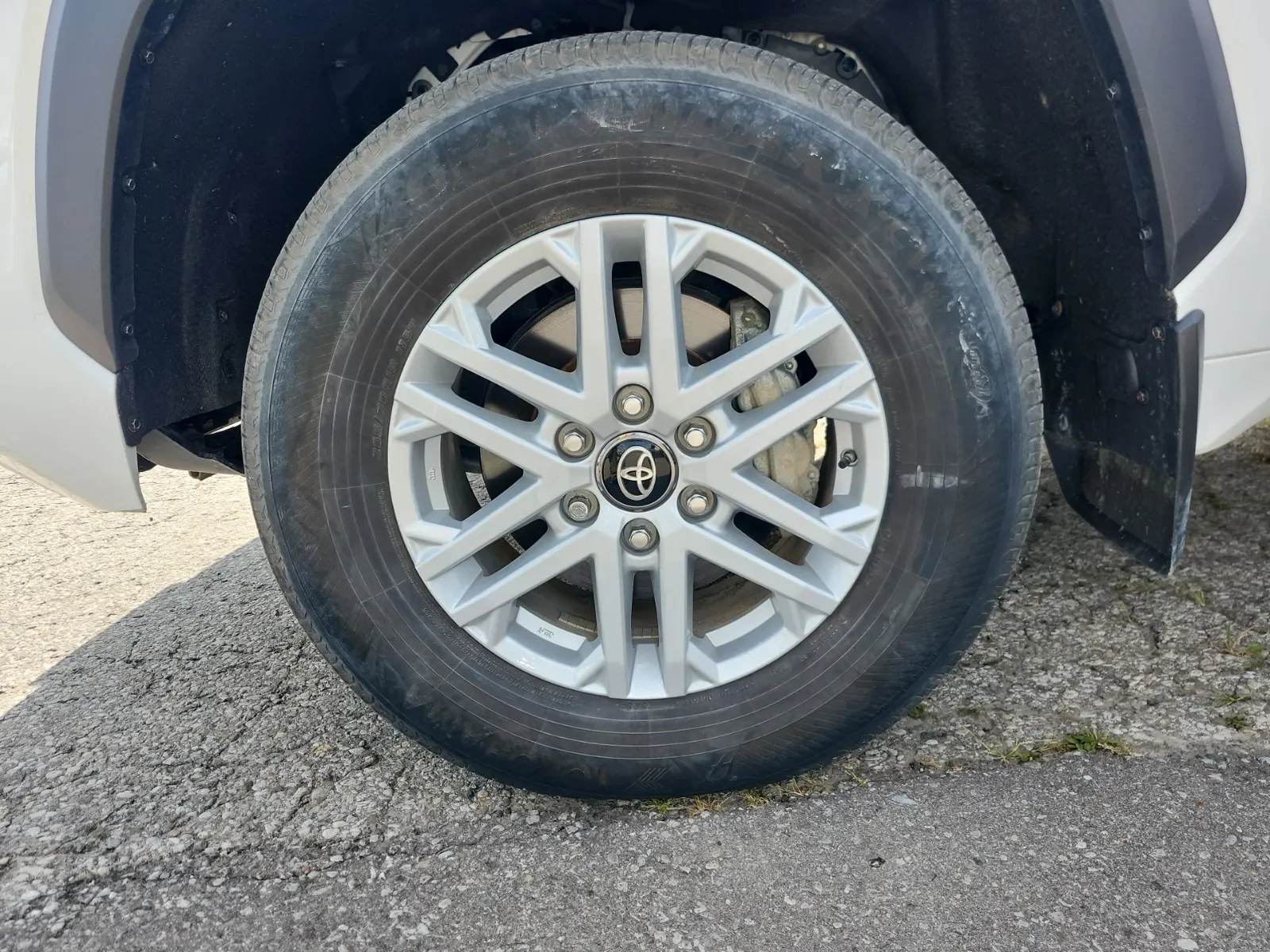 Front driver wheel/tire photo