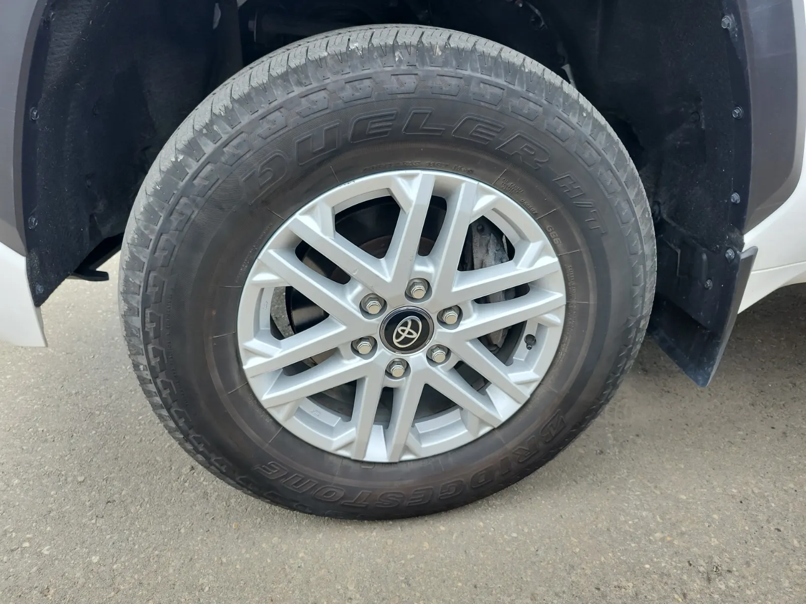 Front driver wheel/tire photo