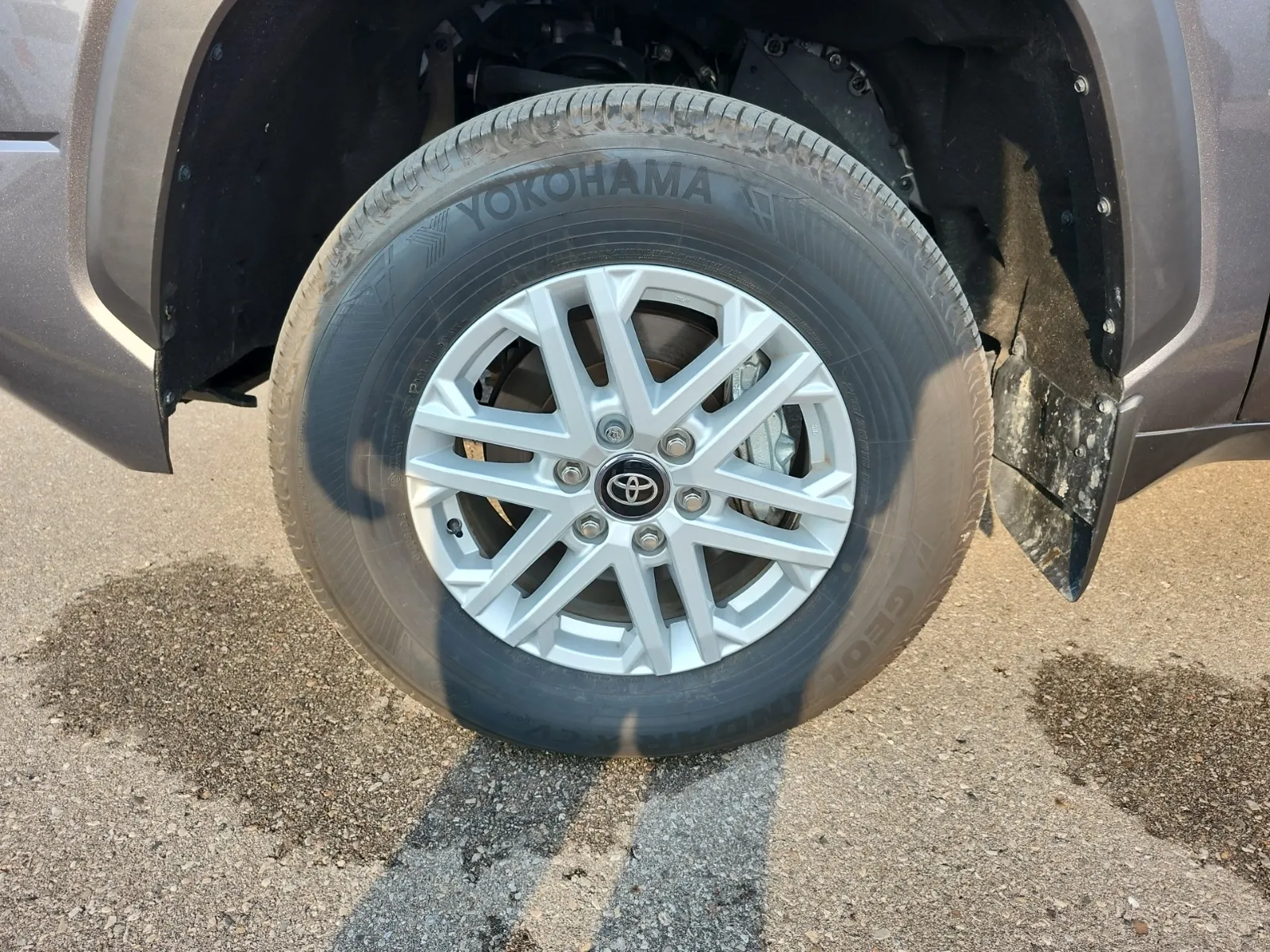 Front driver wheel/tire photo