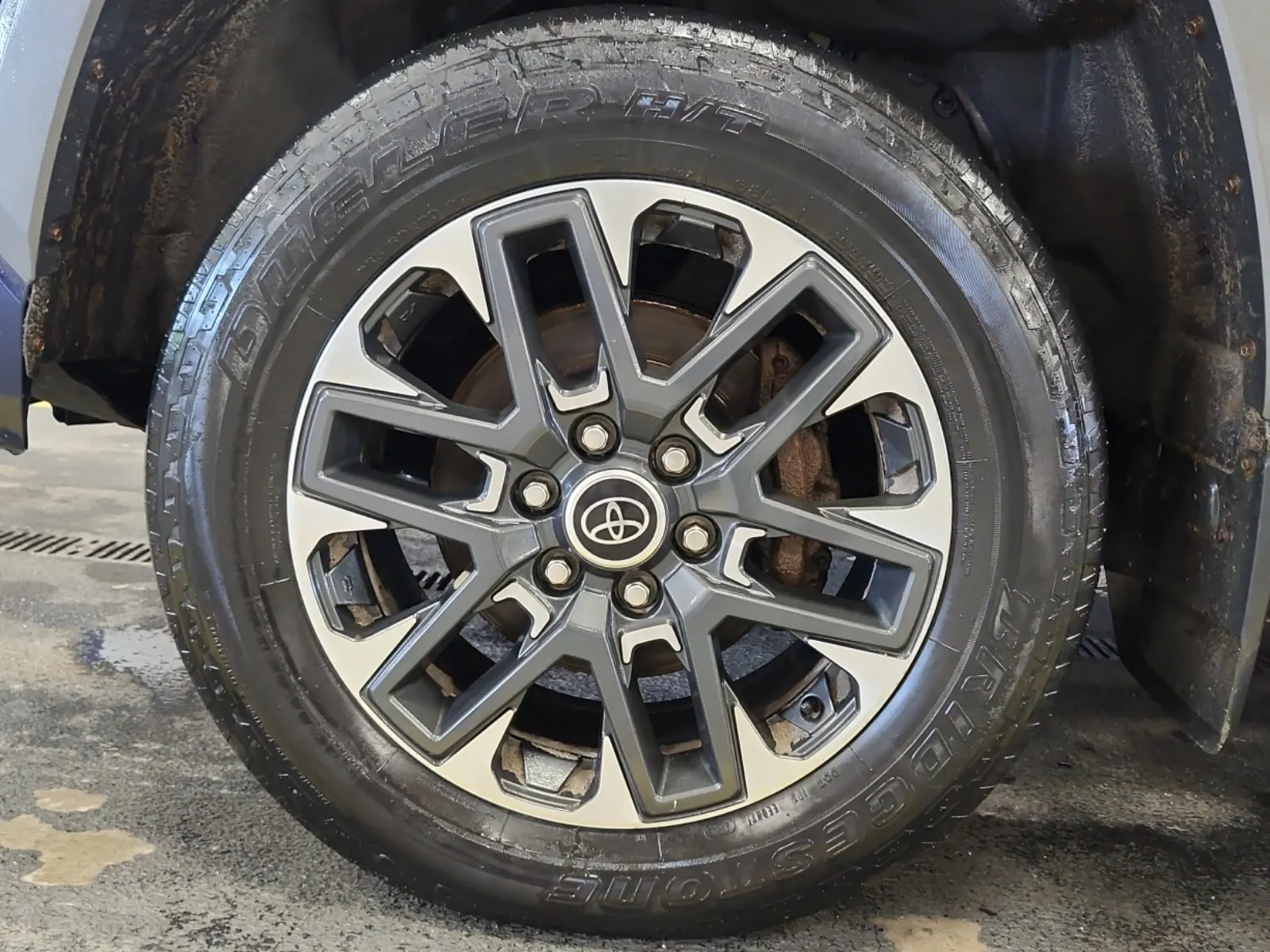 Front driver wheel/tire photo