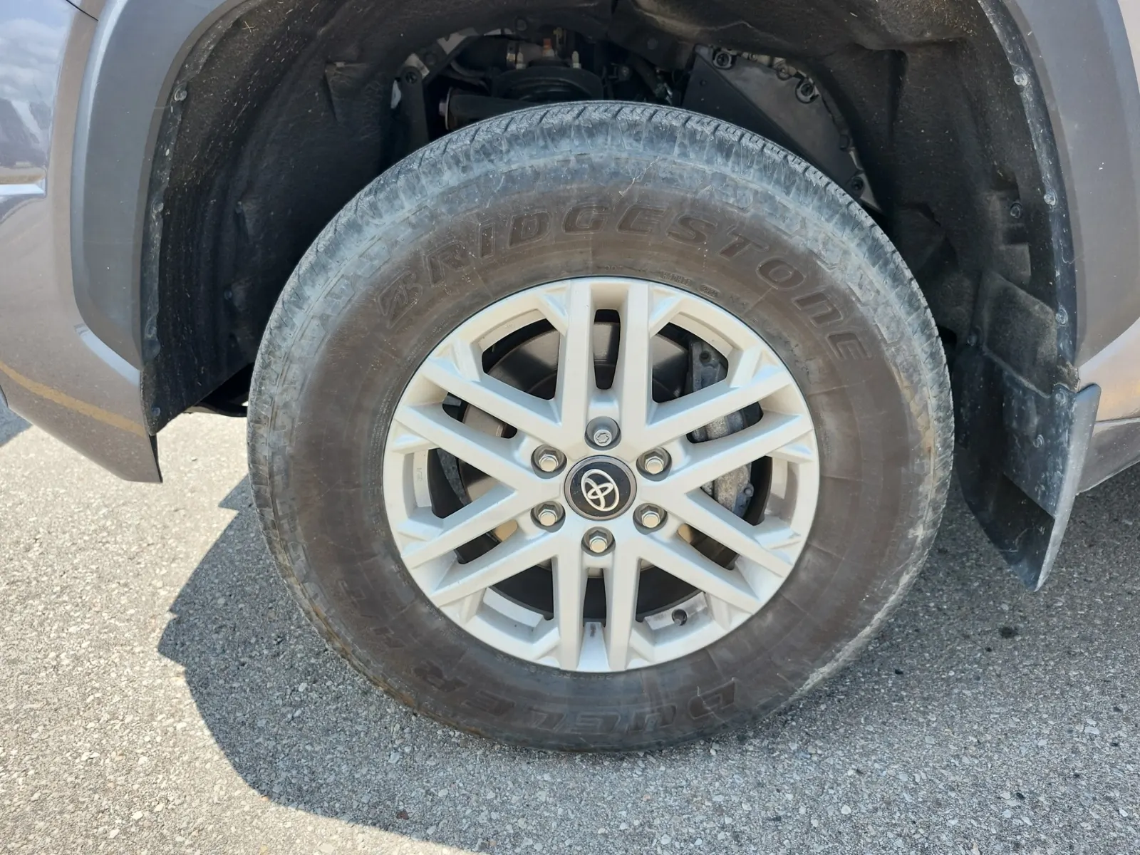 Front driver wheel/tire photo