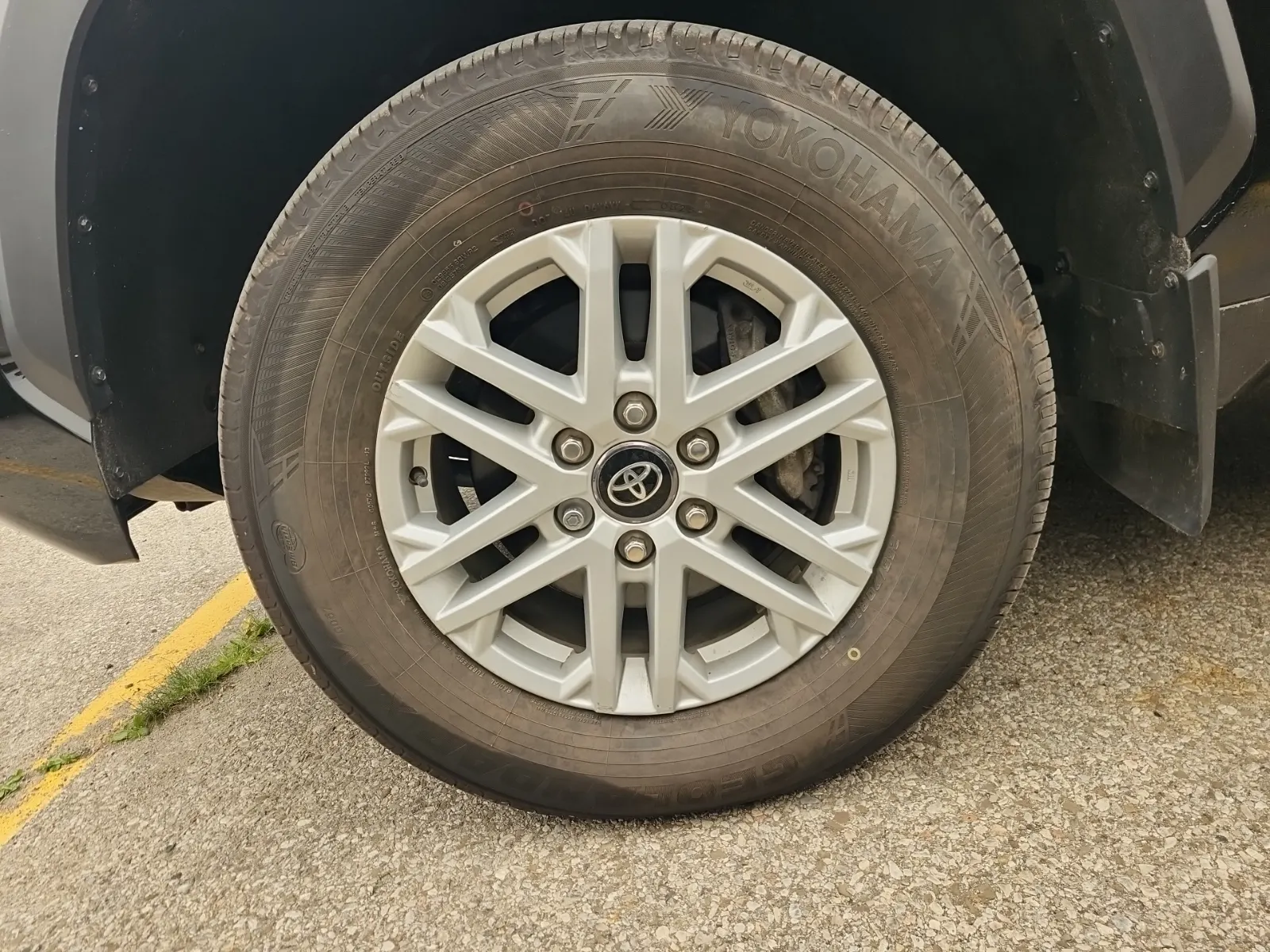 Front driver wheel/tire photo