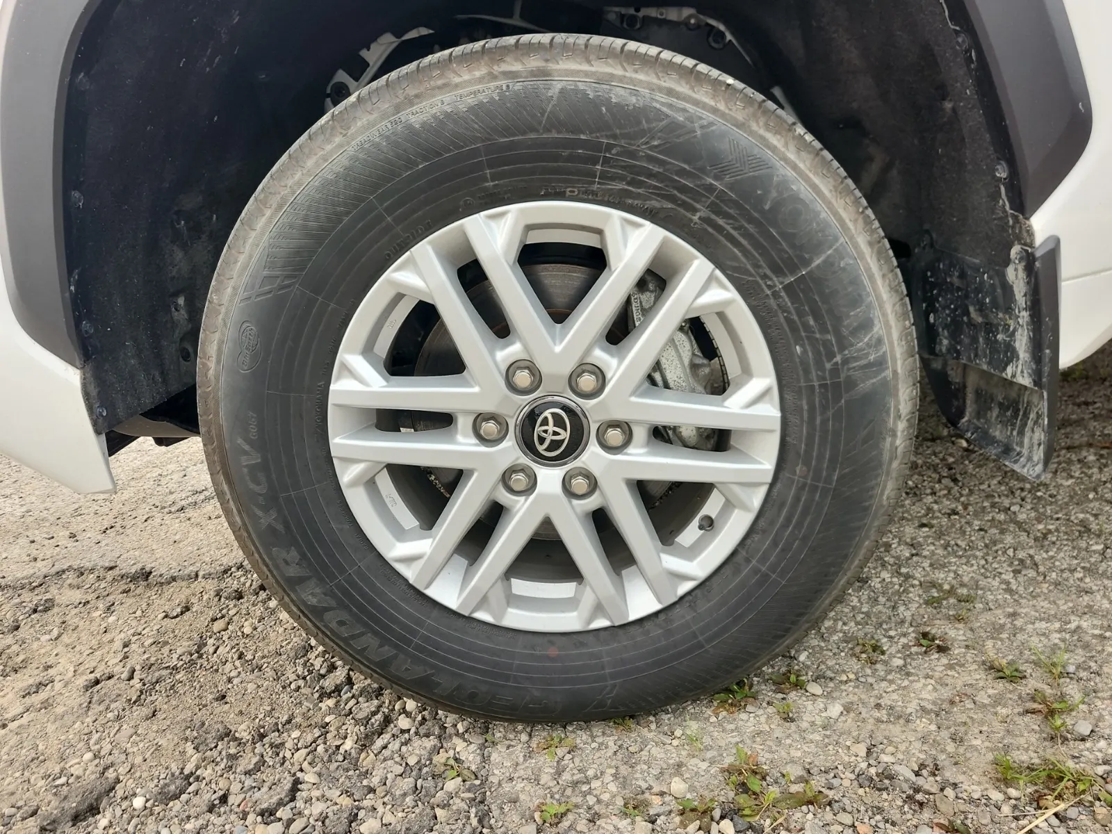 Front driver wheel/tire photo