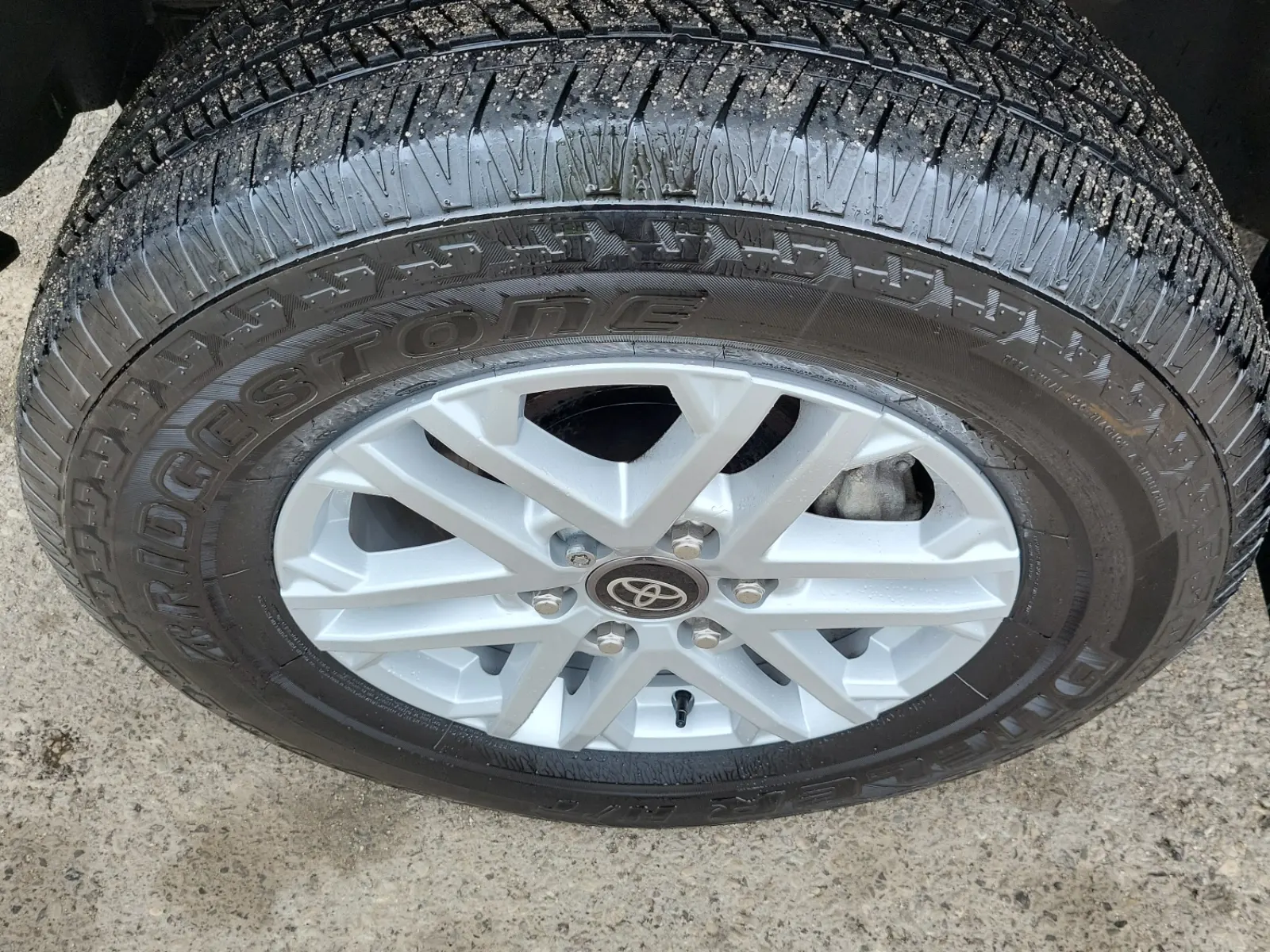 Front driver wheel/tire photo