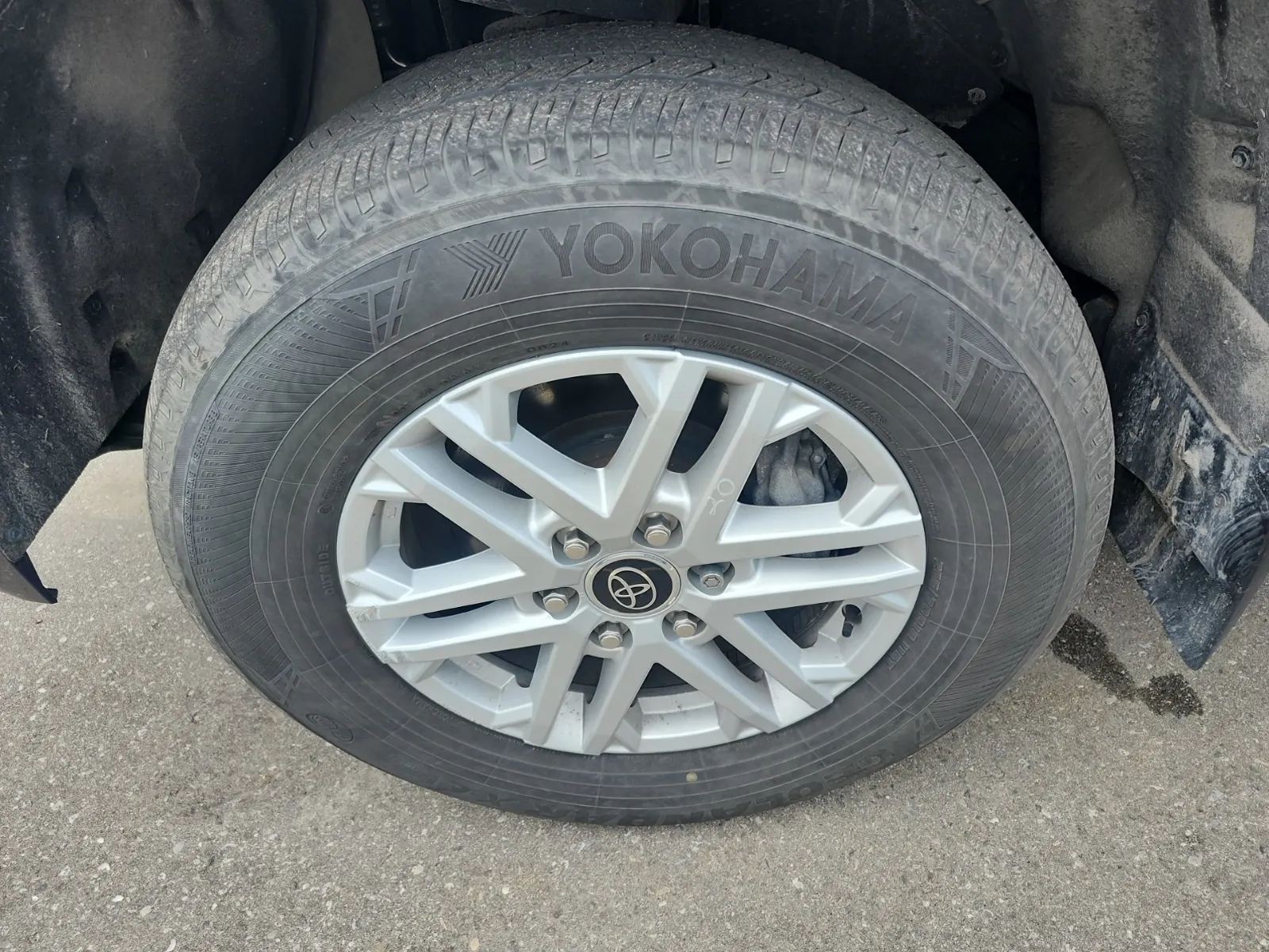 Front driver wheel/tire photo