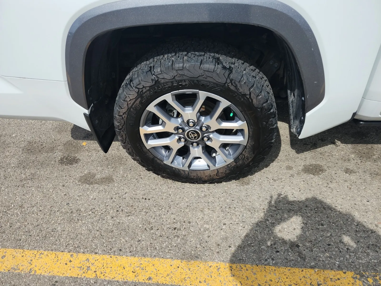 Right Rear Wheel/Tire Photo