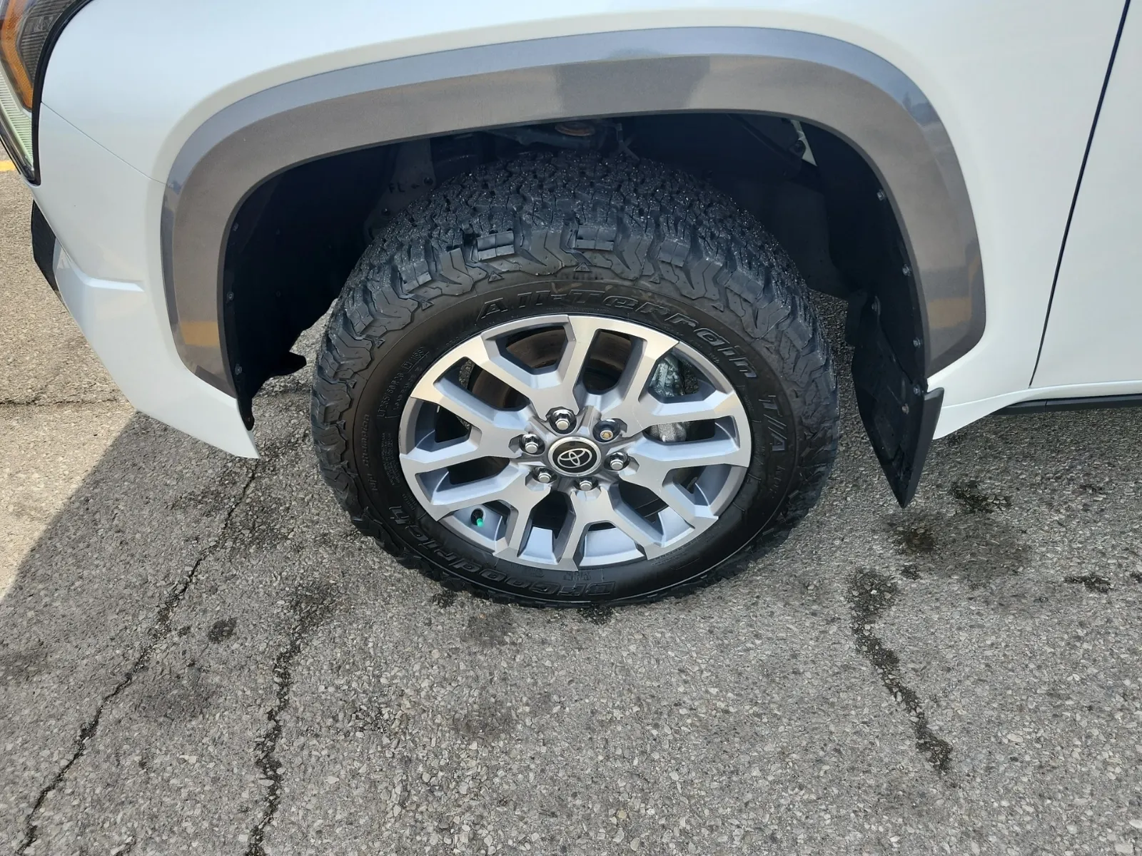 Front driver wheel/tire photo