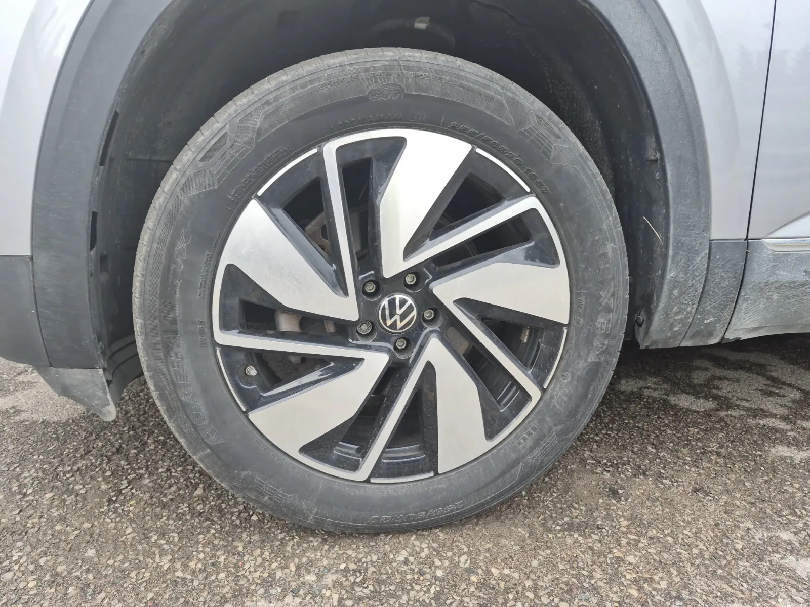 Front driver wheel/tire photo