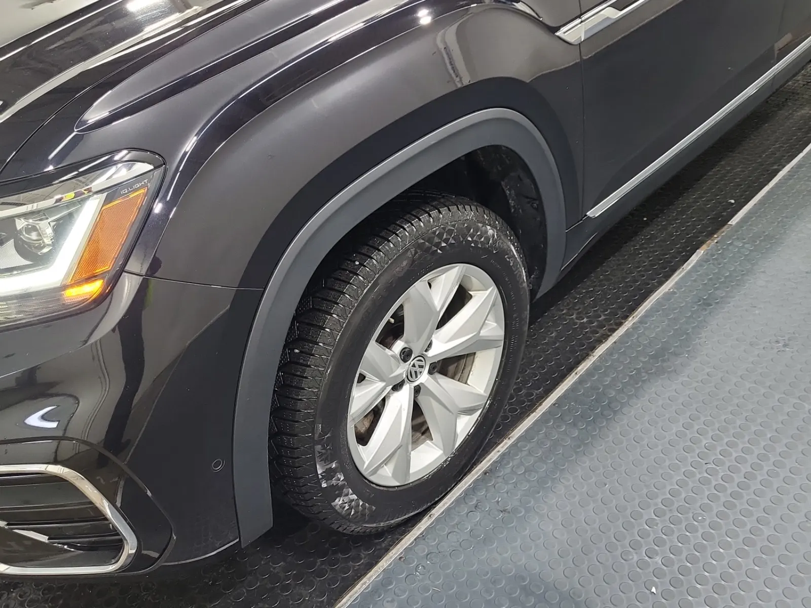 Front driver wheel/tire photo