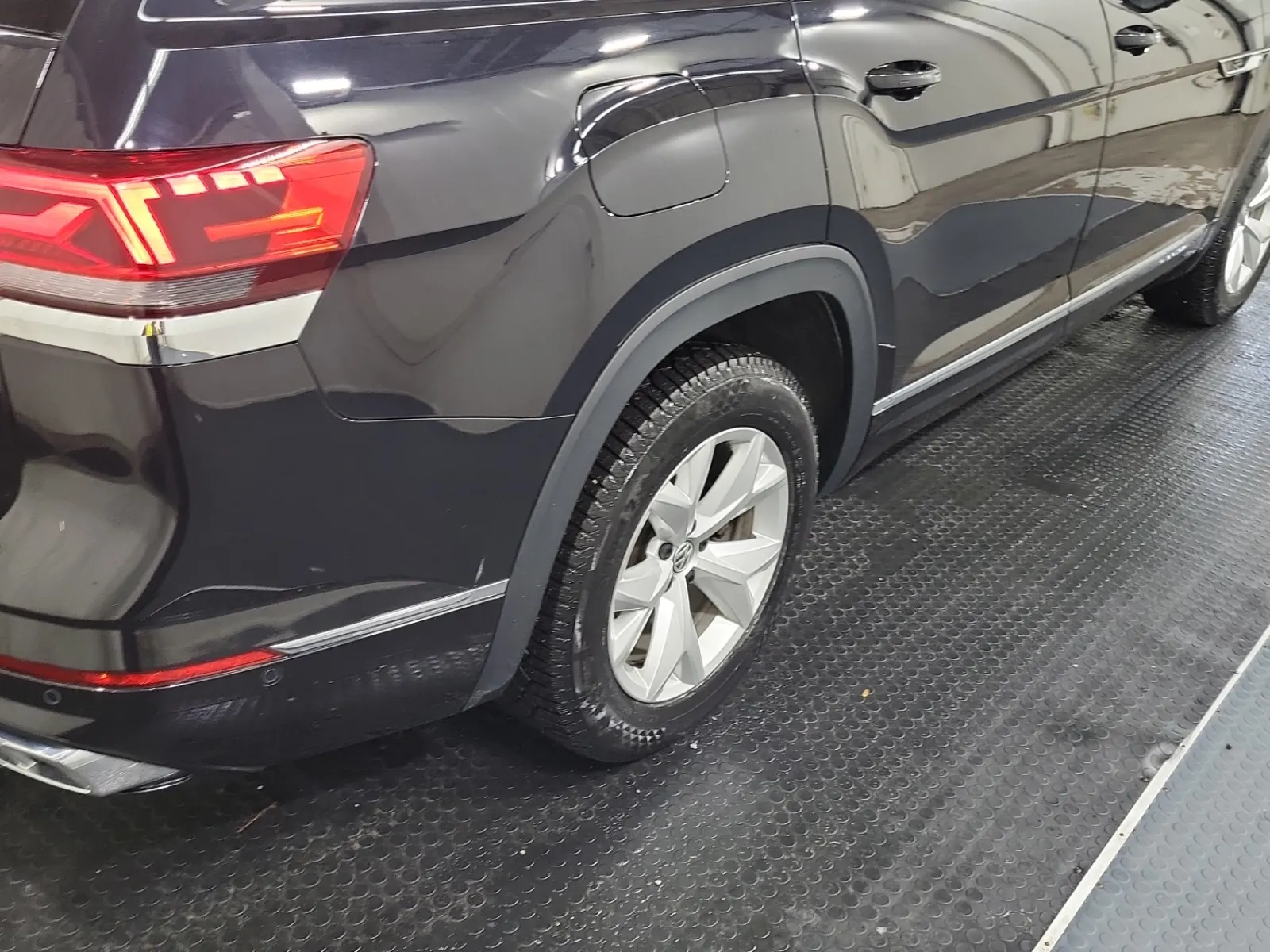 Right Rear Wheel/Tire Photo