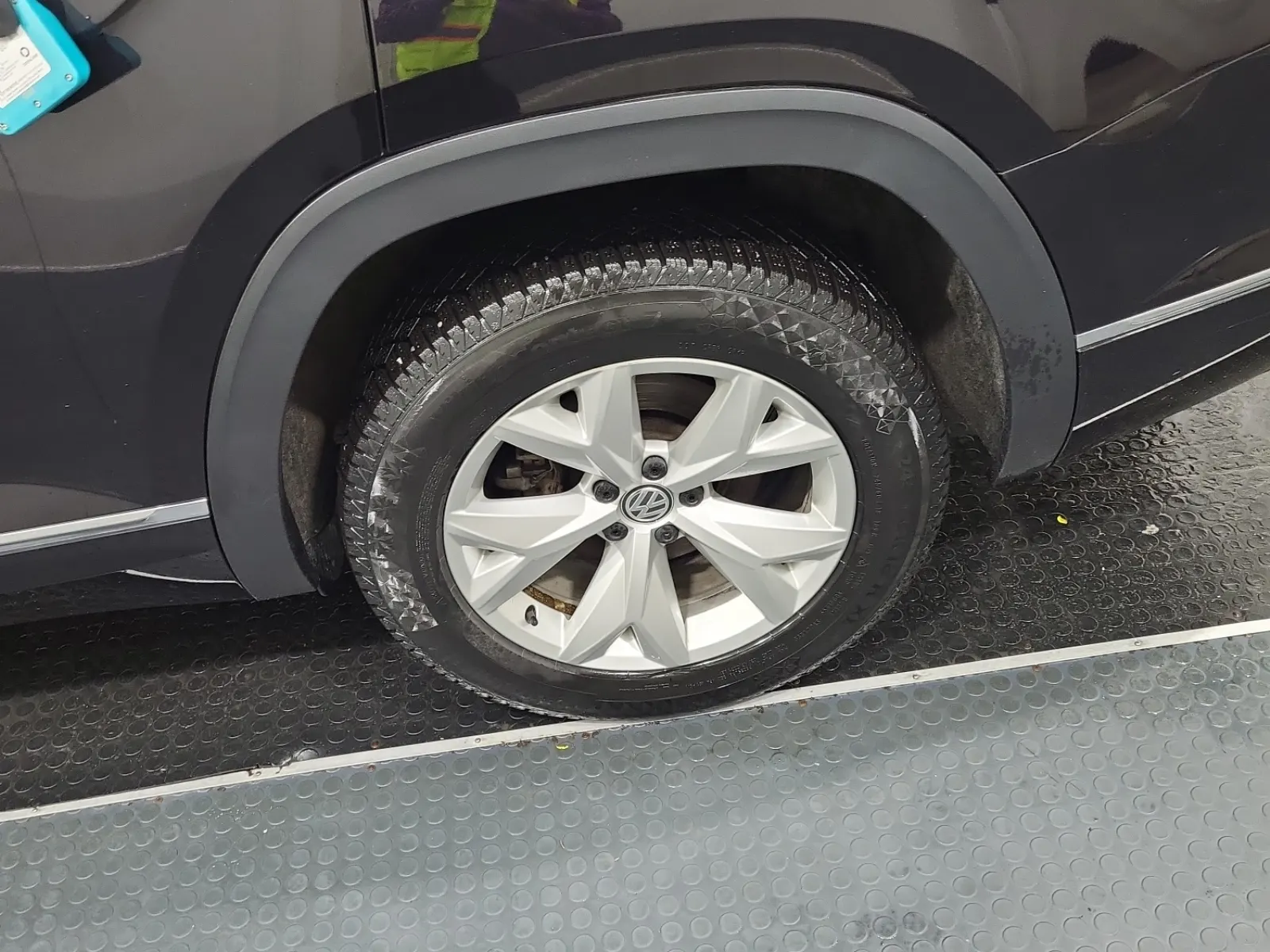 Left Rear Wheel/Tire Photo