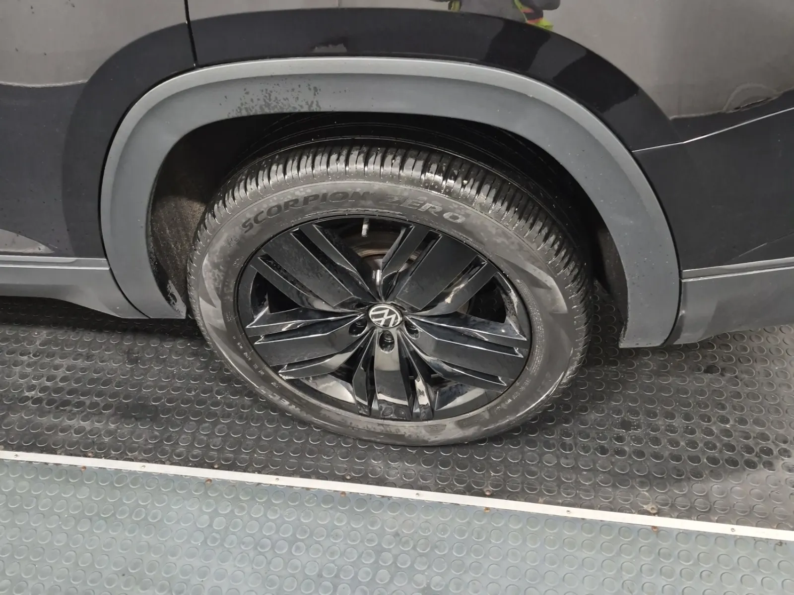 Left Rear Wheel/Tire Photo
