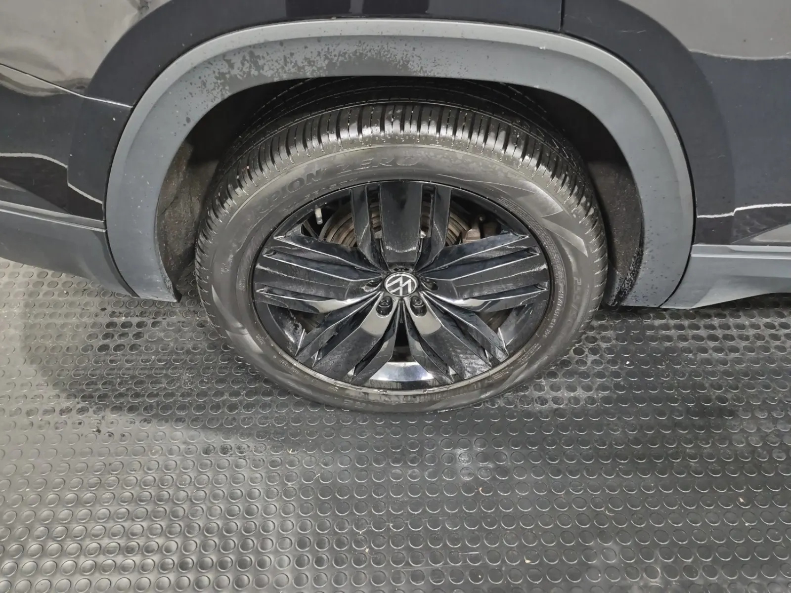 Right Rear Wheel/Tire Photo
