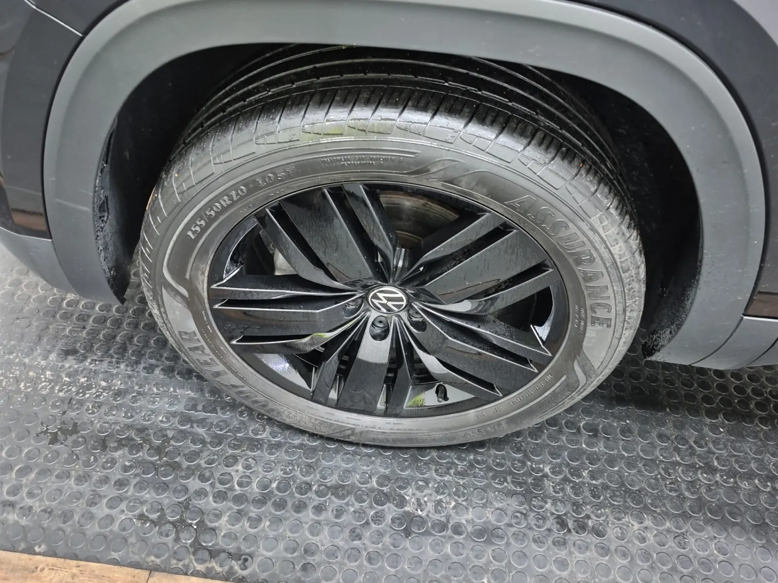 Front driver wheel/tire photo