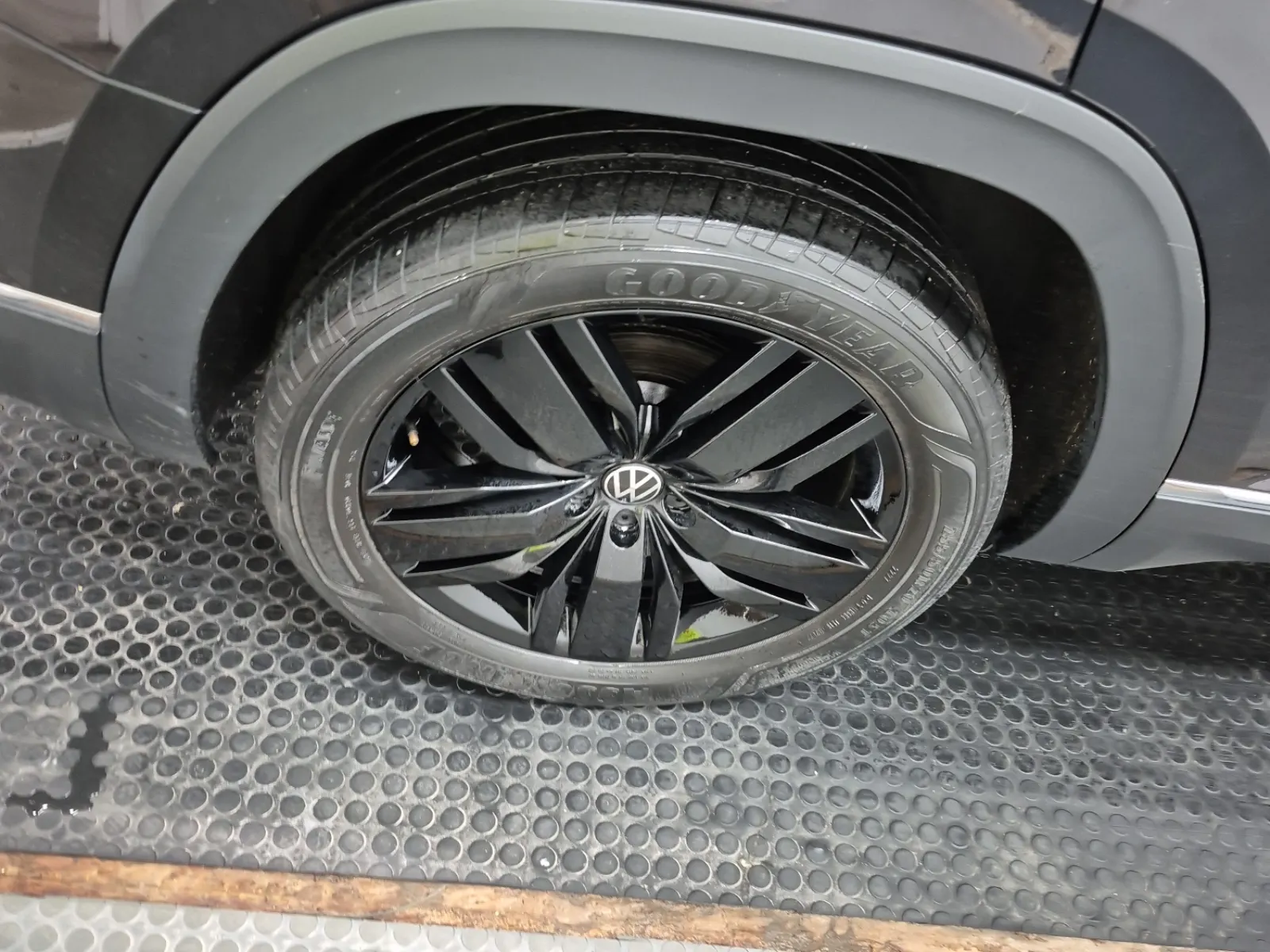 Right Rear Wheel/Tire Photo