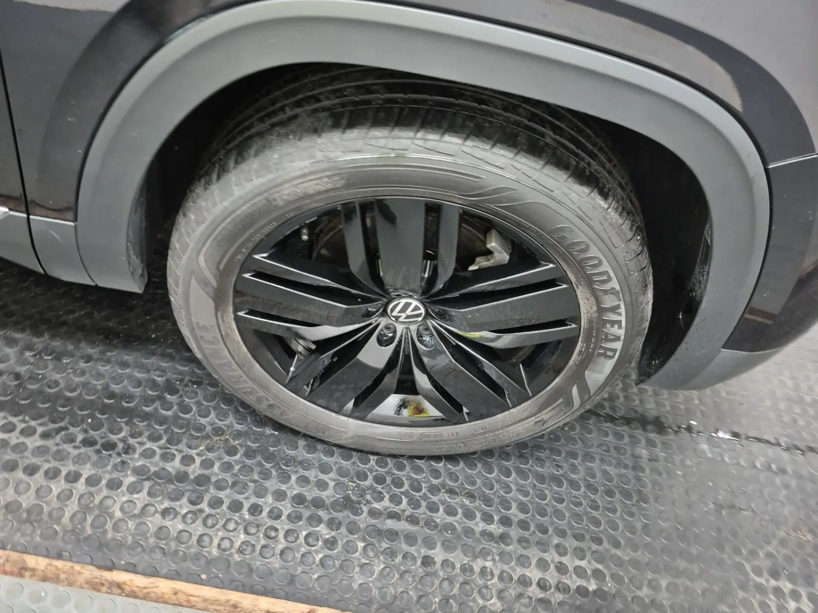 Right Front Wheel/Tire Photo