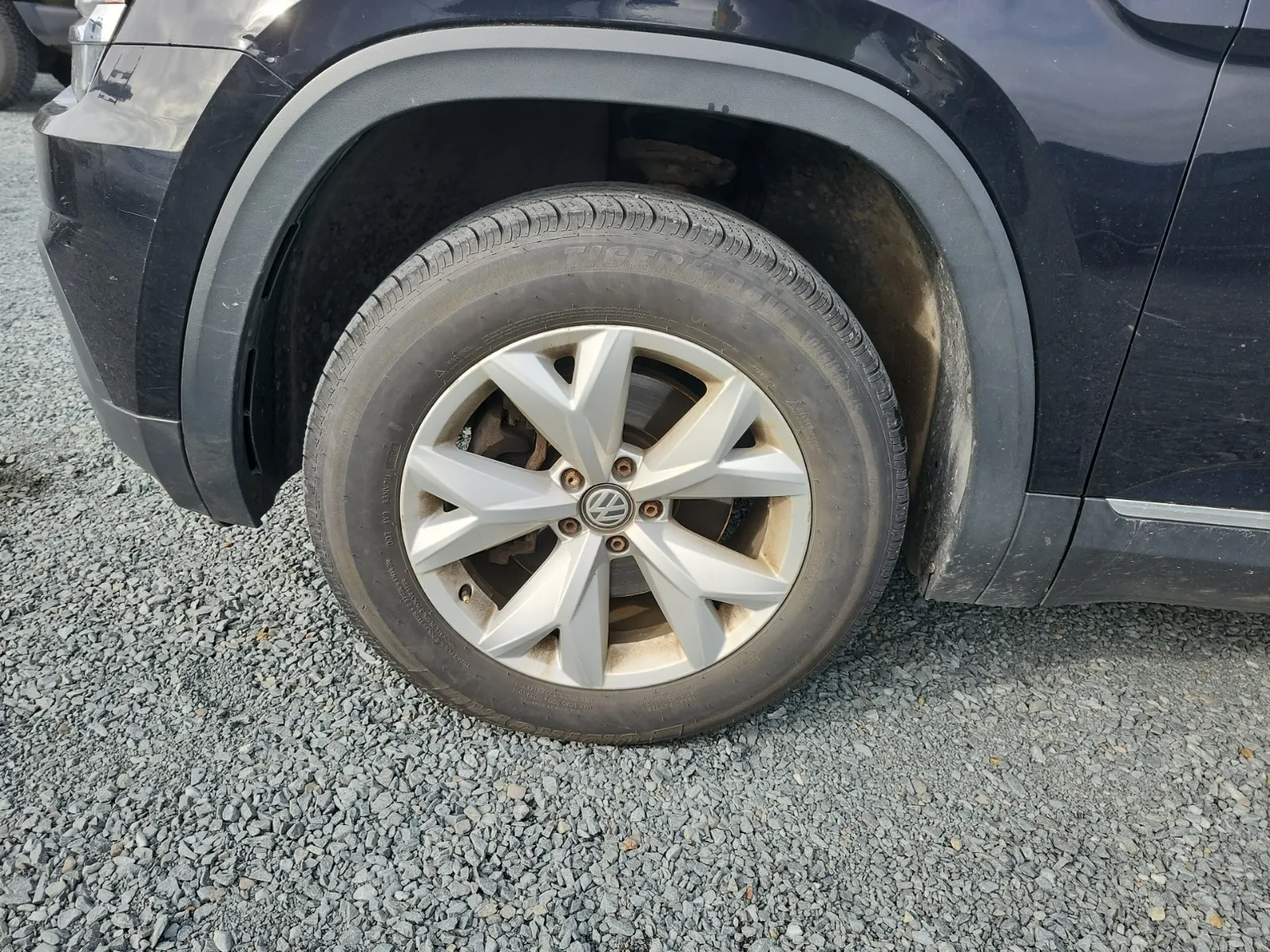 Front driver wheel/tire photo