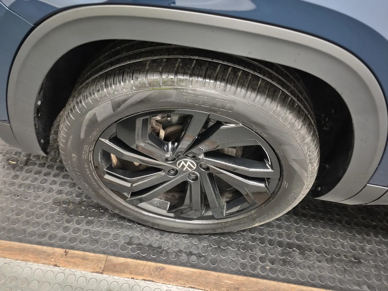 Front driver wheel/tire photo