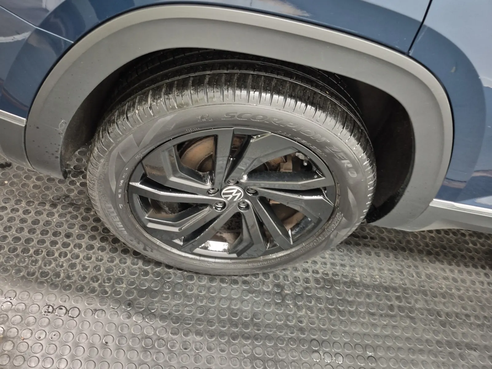 Right Rear Wheel/Tire Photo