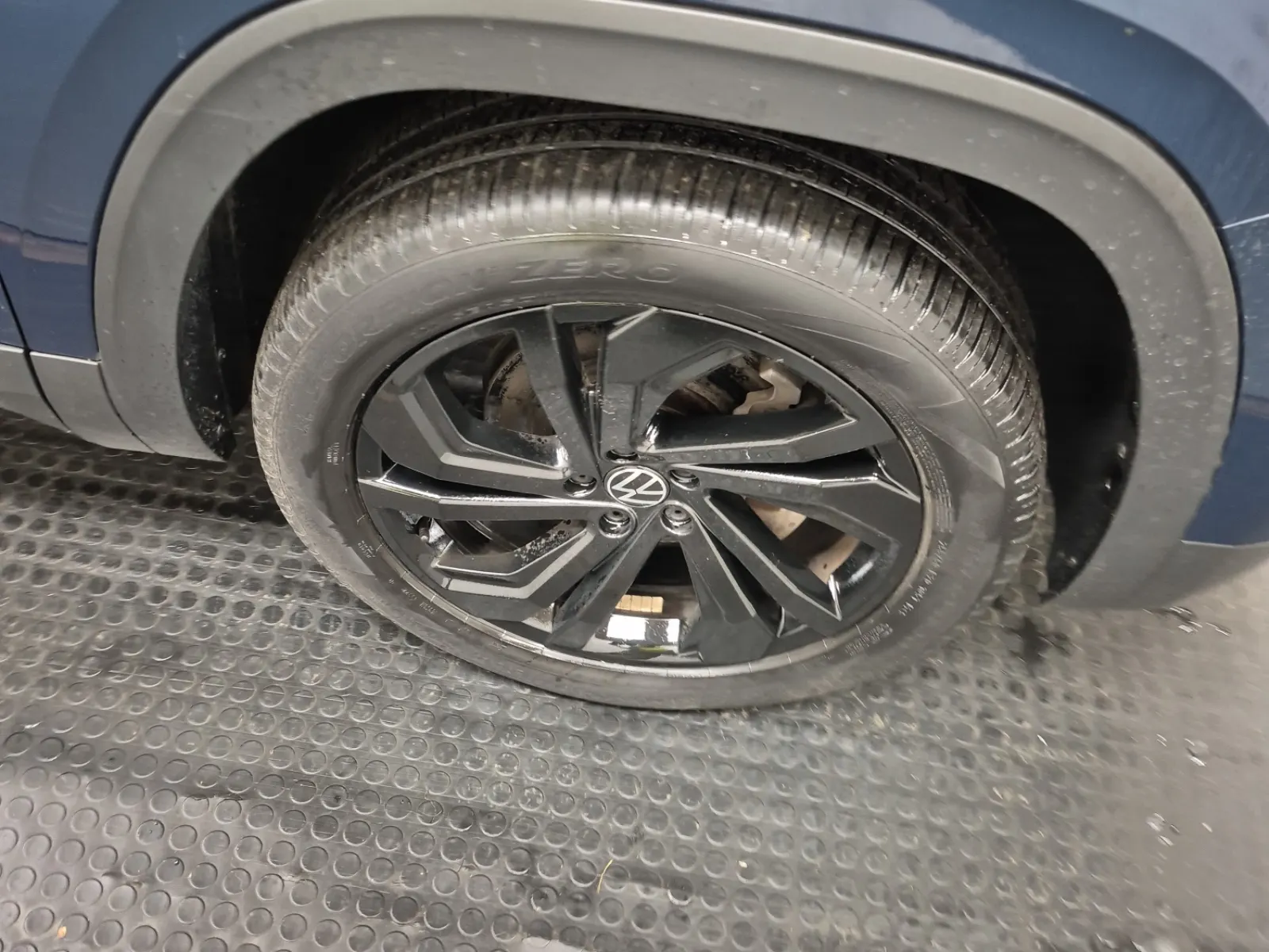 Right Front Wheel/Tire Photo