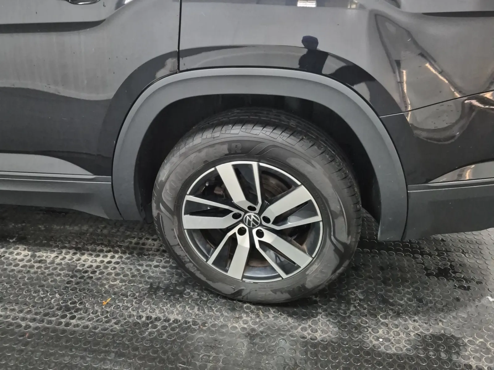 Left Rear Wheel/Tire Photo