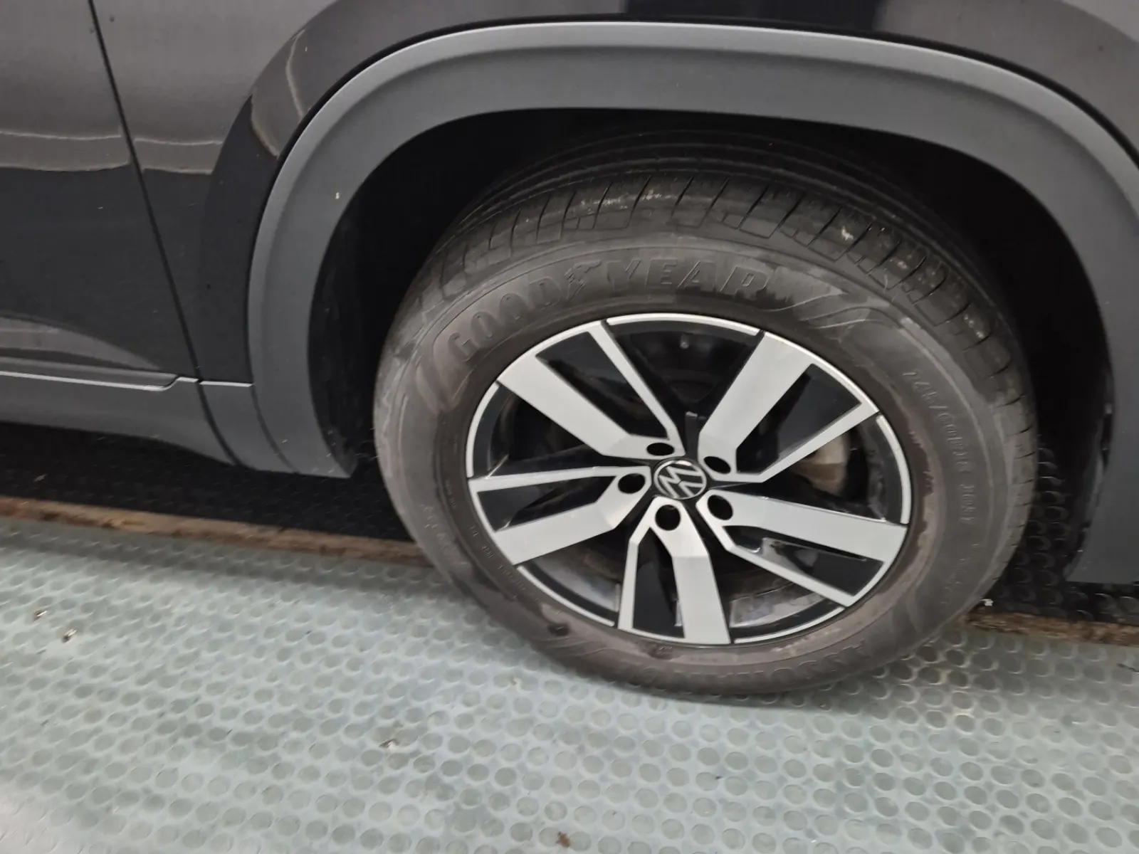 Right Front Wheel/Tire Photo