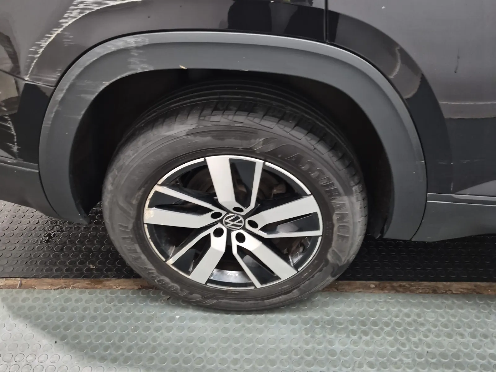 Right Rear Wheel/Tire Photo