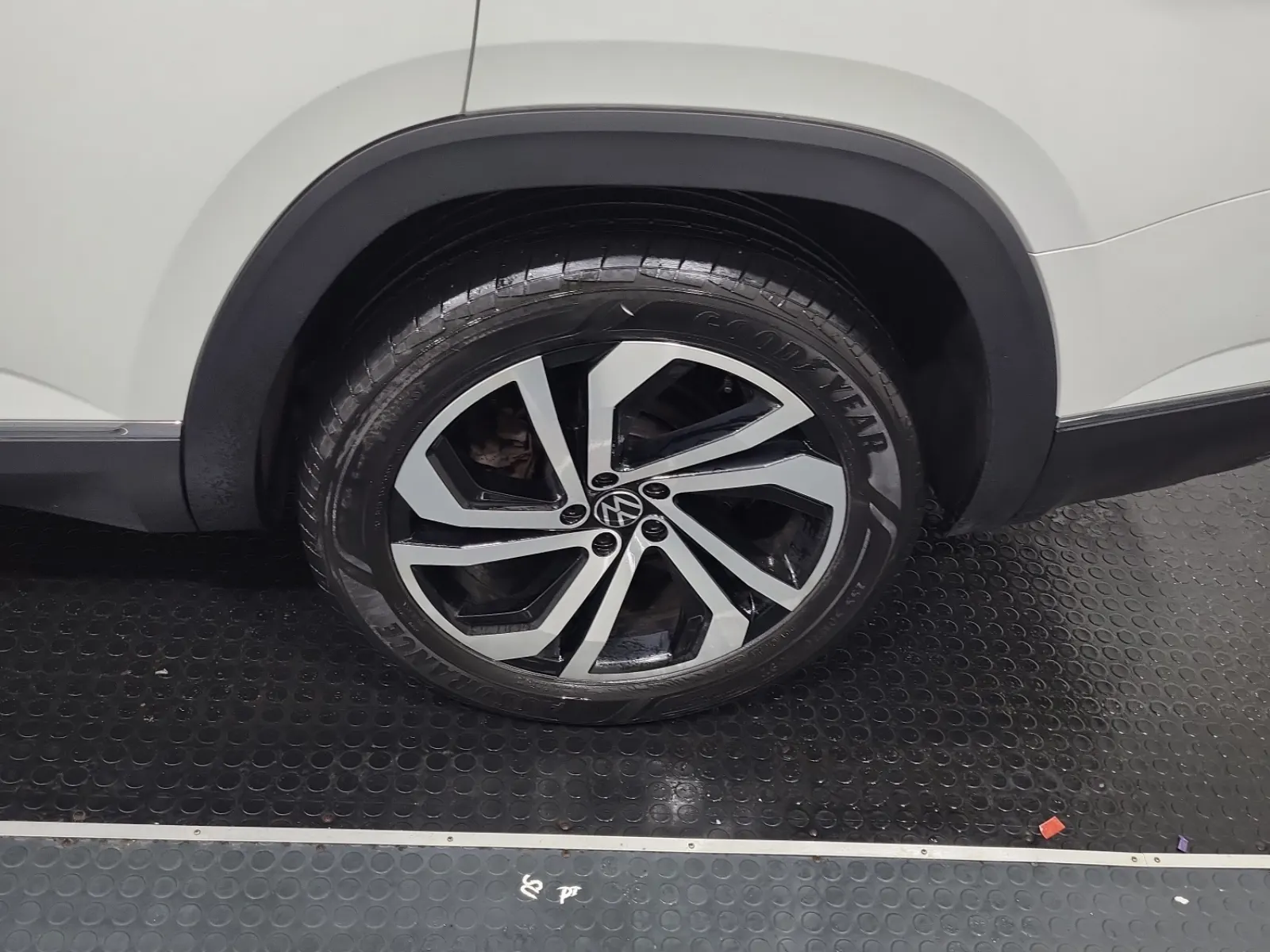 Left Rear Wheel/Tire Photo