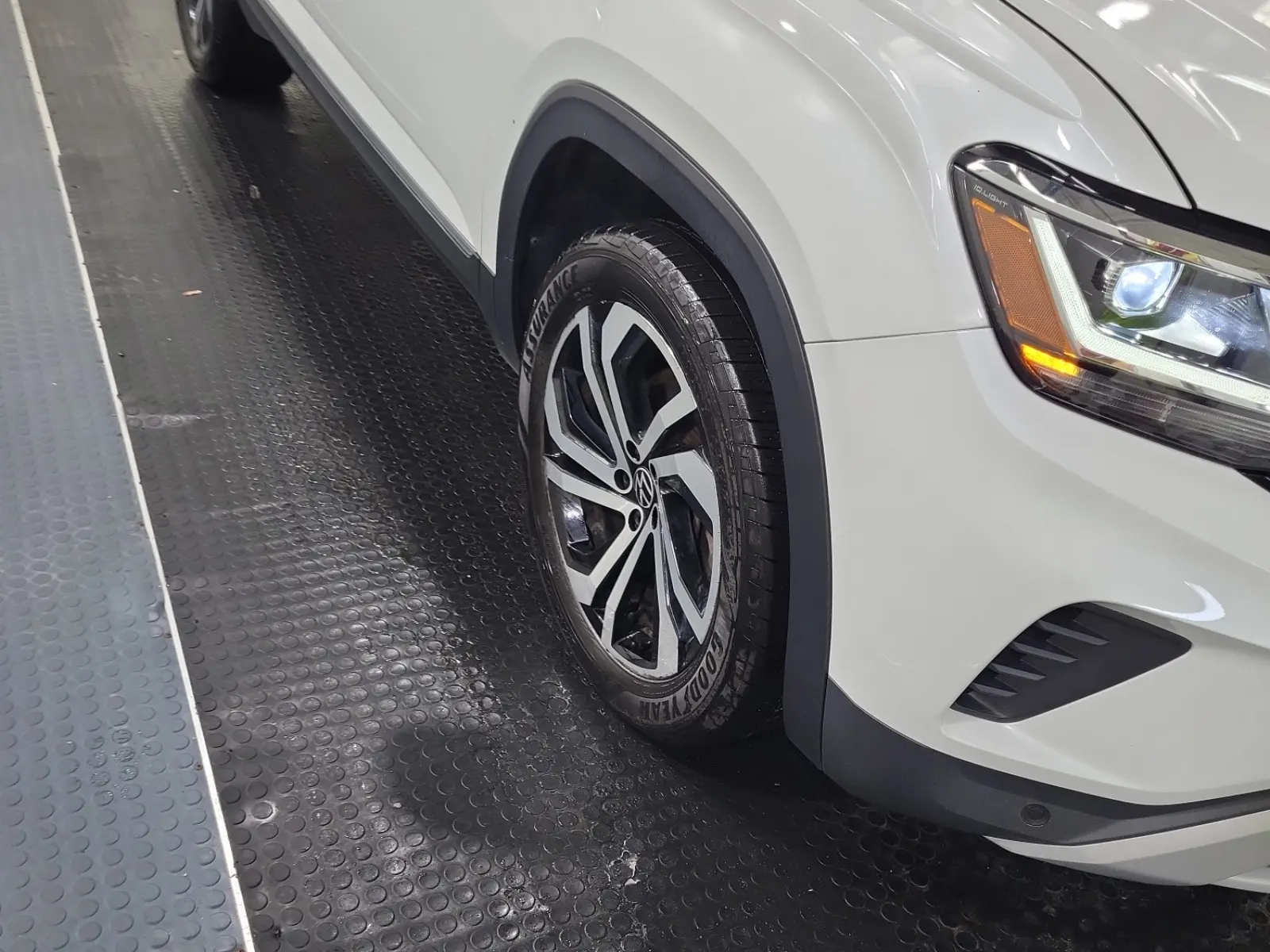 Right Front Wheel/Tire Photo