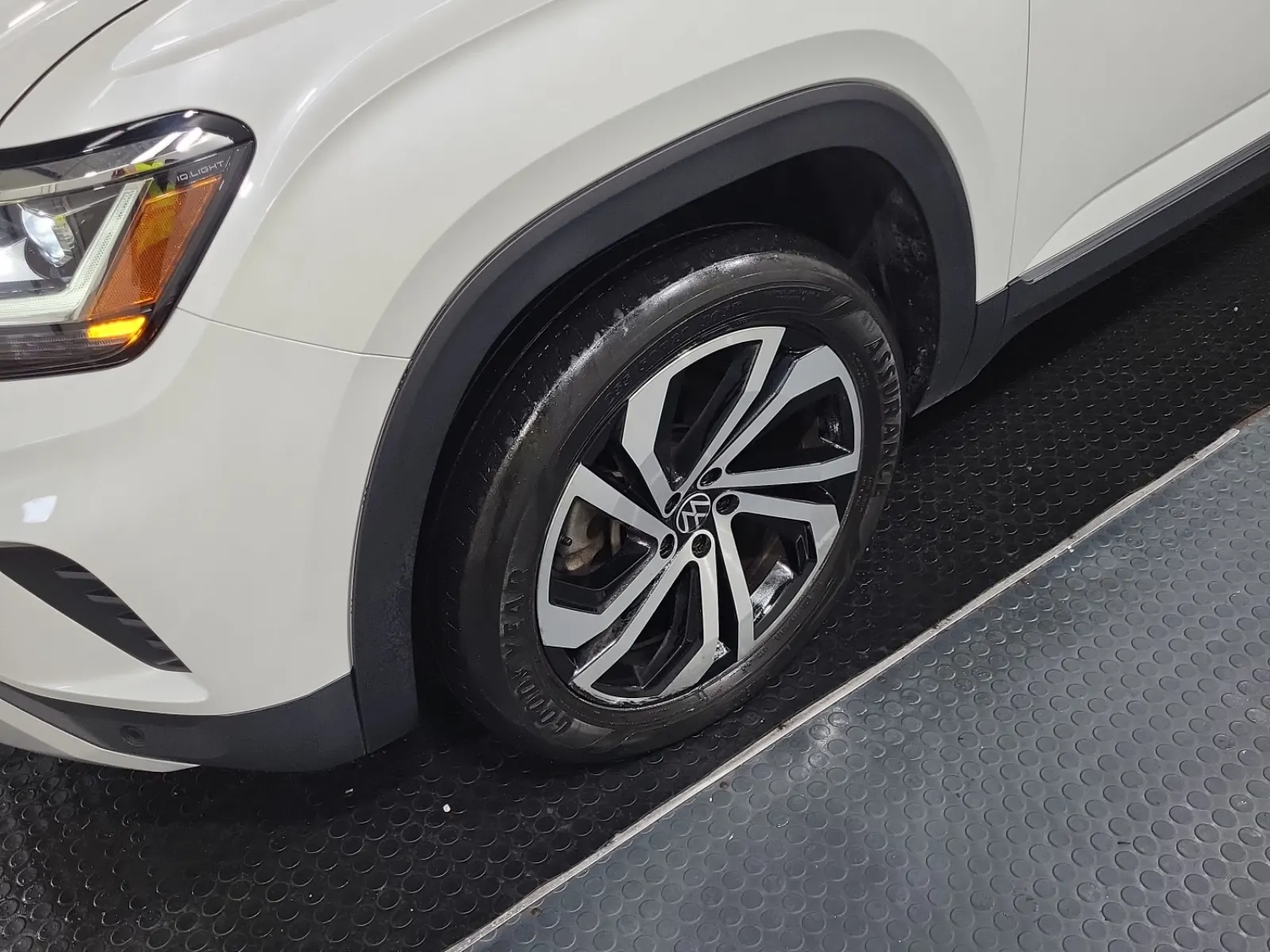 Front driver wheel/tire photo