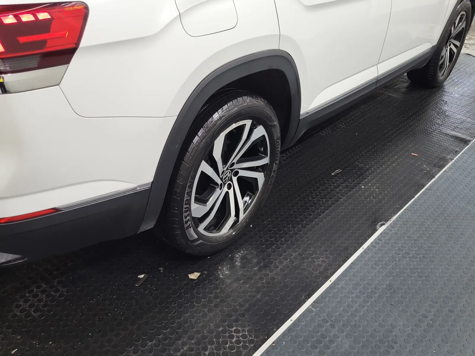 Right Rear Wheel/Tire Photo