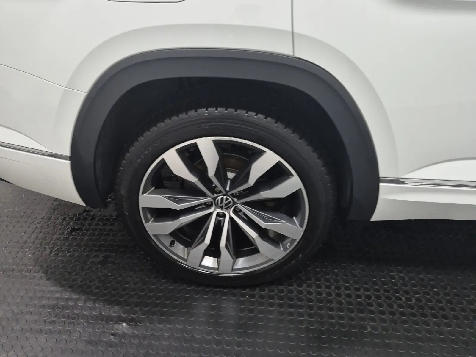 Right Rear Wheel/Tire Photo