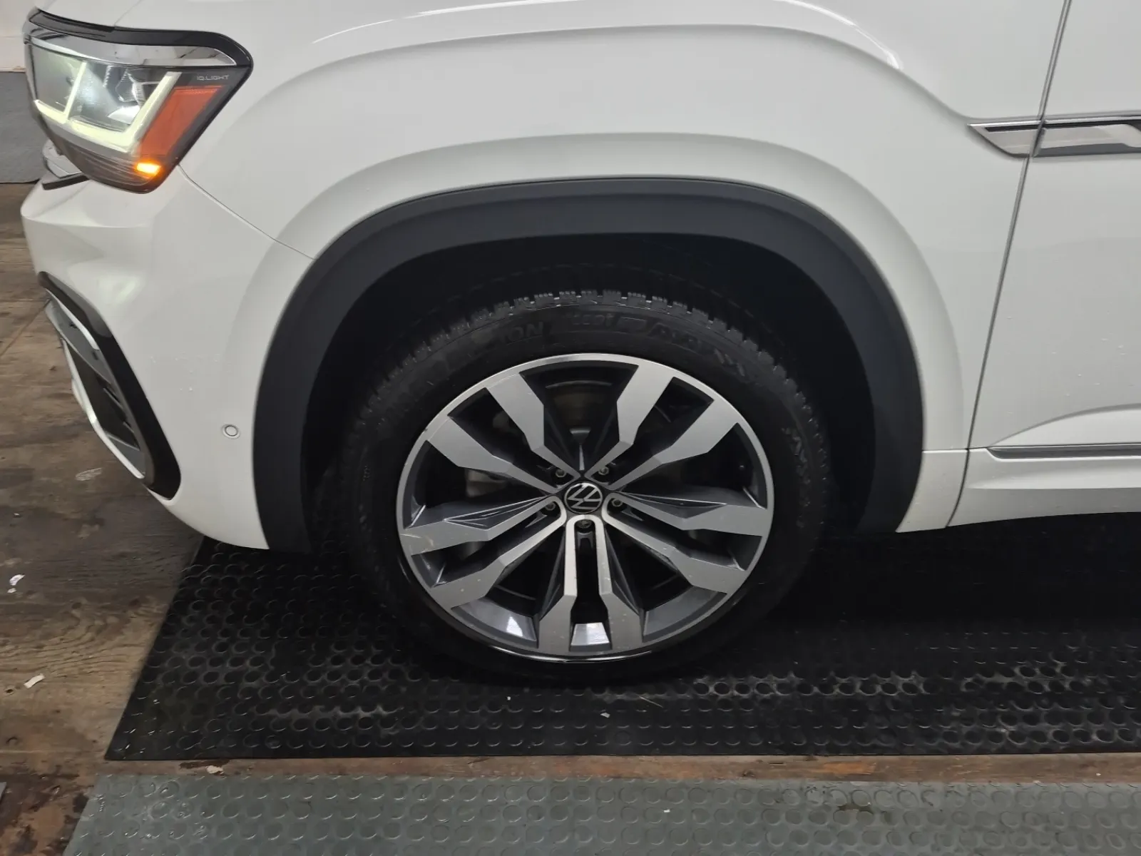 Front driver wheel/tire photo