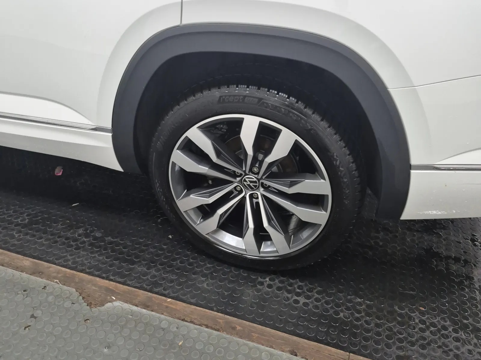 Left Rear Wheel/Tire Photo