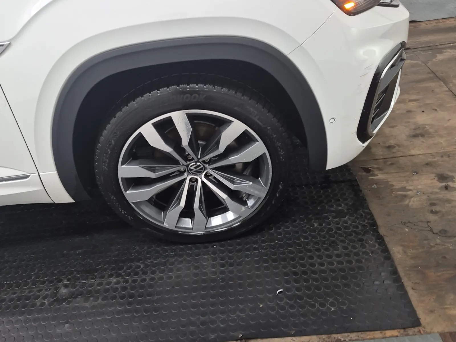 Right Front Wheel/Tire Photo