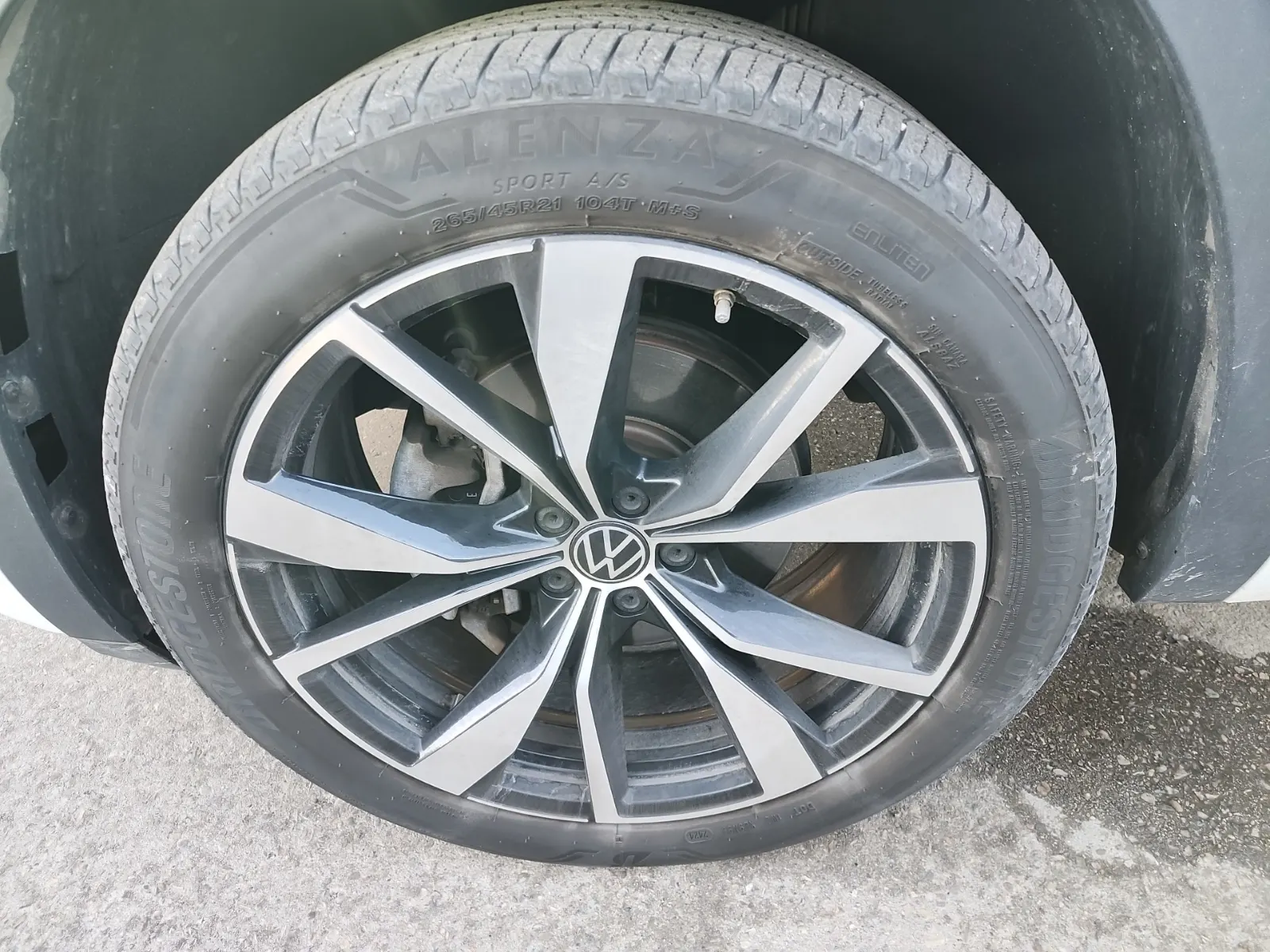 Front driver wheel/tire photo