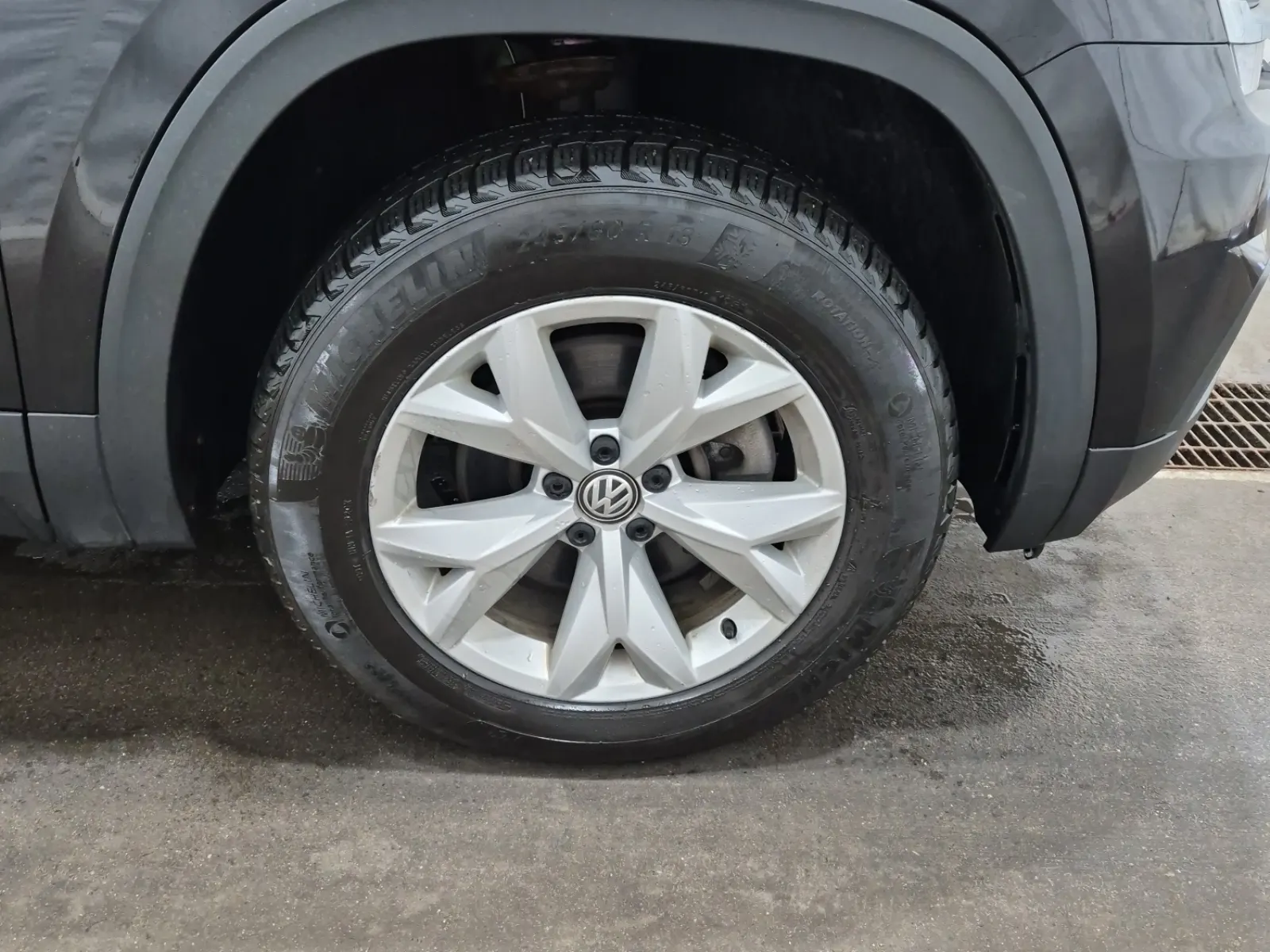 Right Front Wheel/Tire Photo