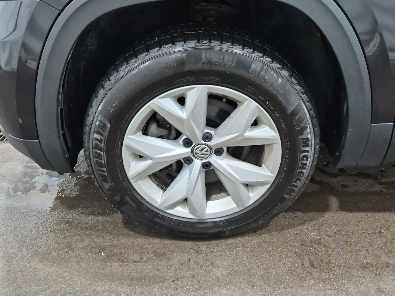 Front driver wheel/tire photo