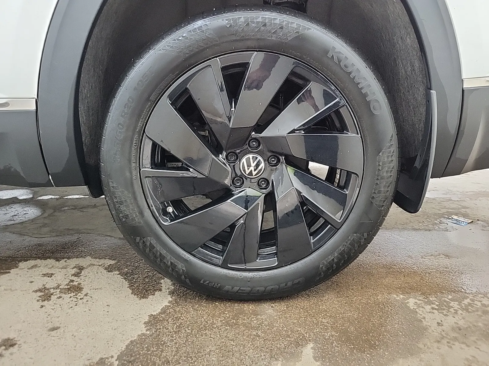 Left Rear Wheel/Tire Photo