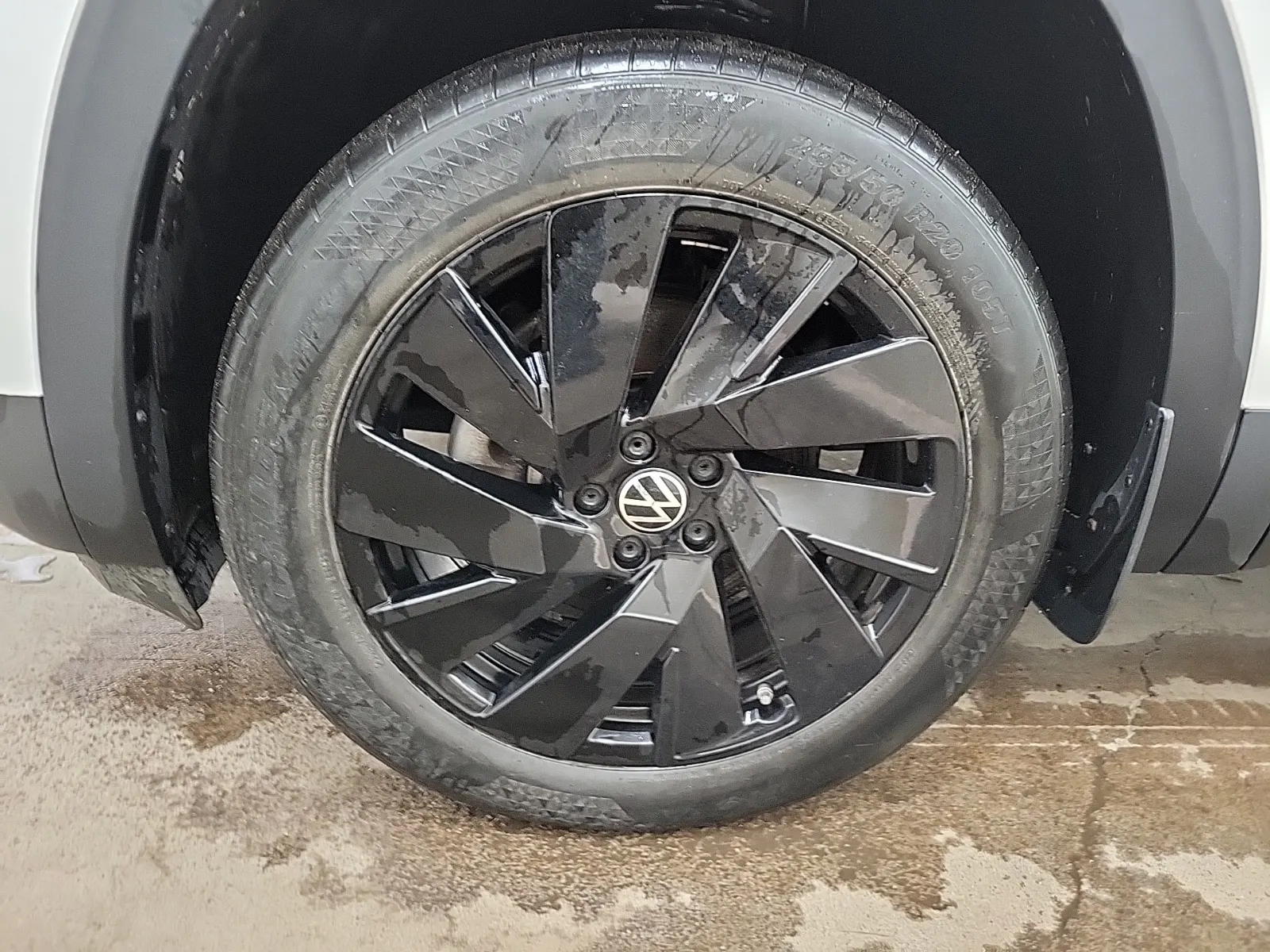 Front driver wheel/tire photo