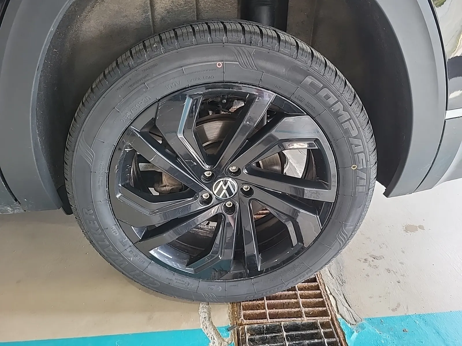 Left Rear Wheel/Tire Photo