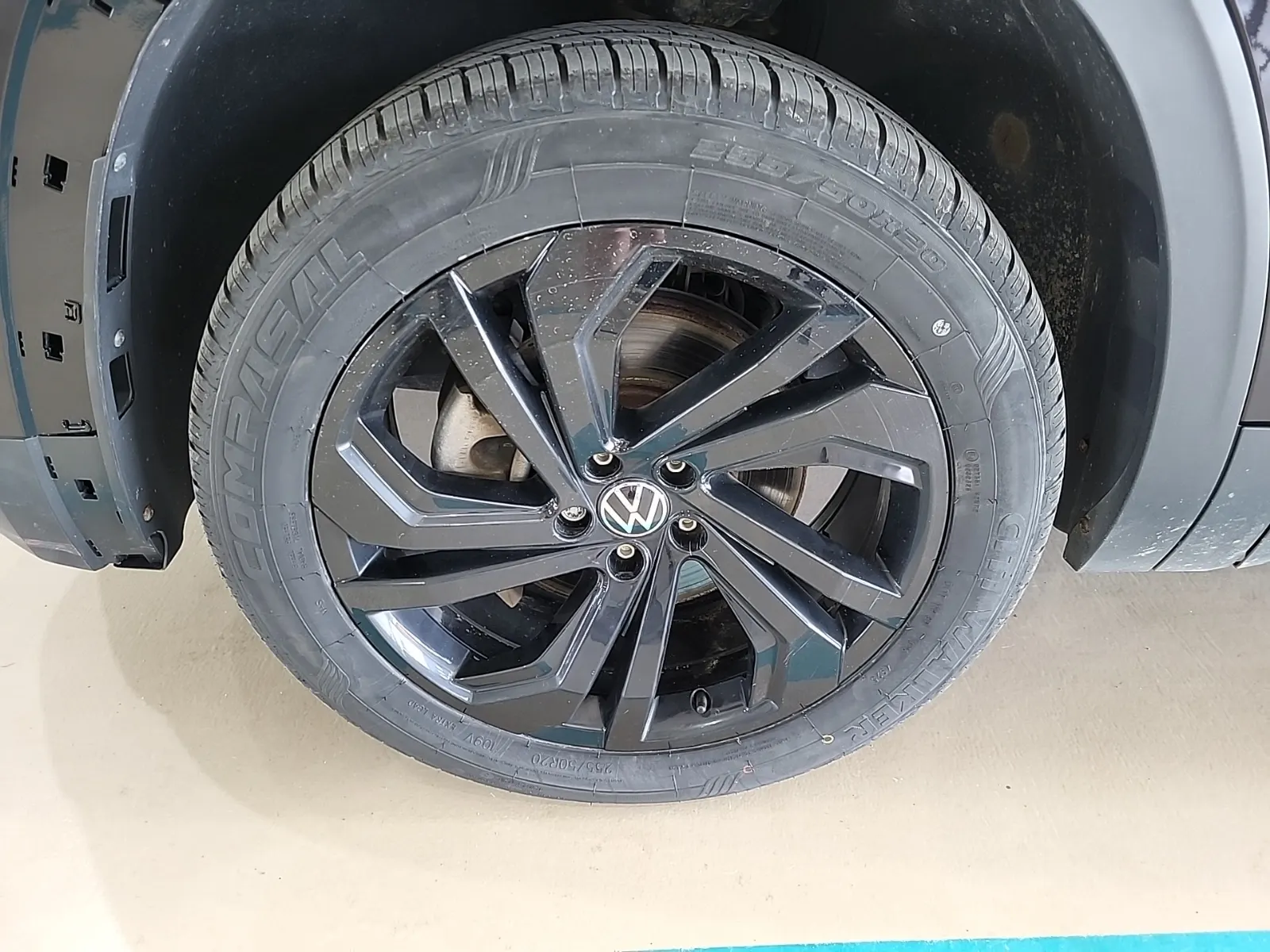 Front driver wheel/tire photo