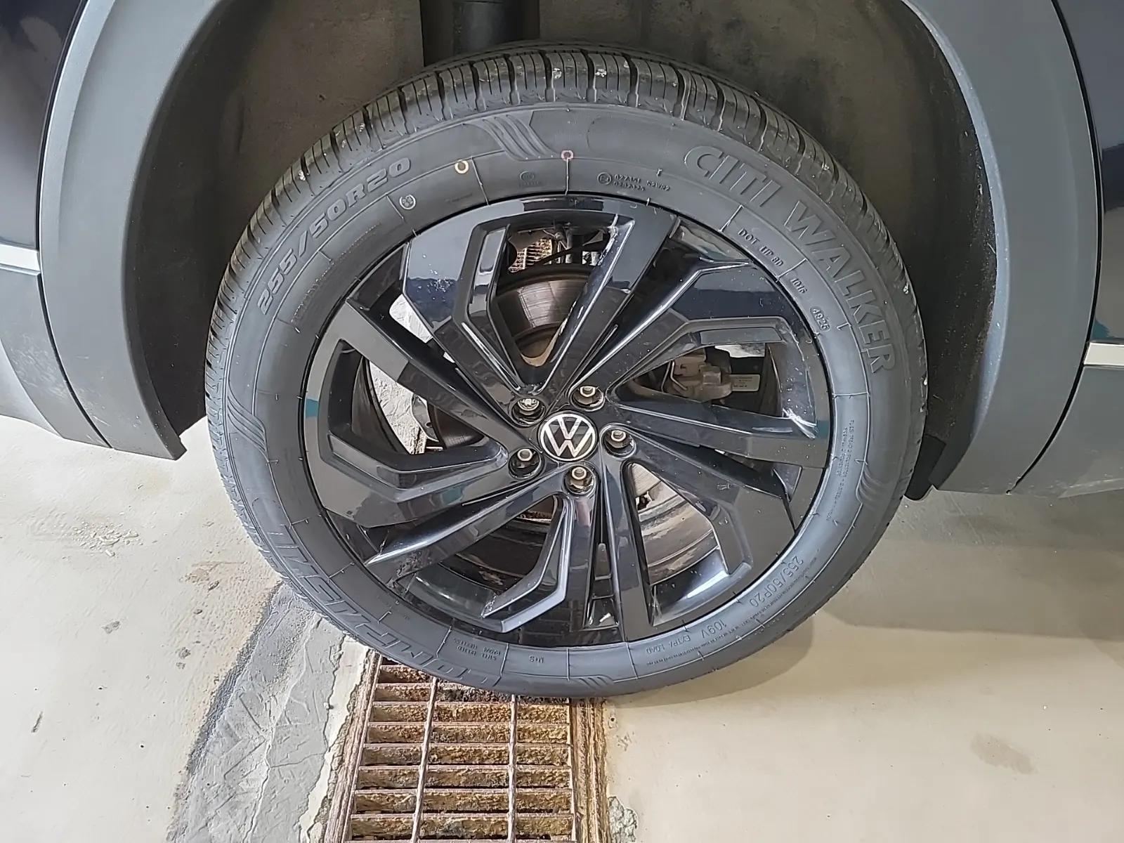 Right Rear Wheel/Tire Photo