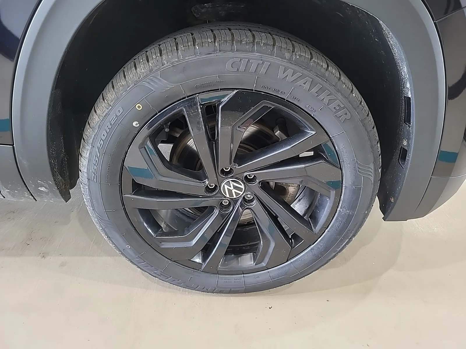 Right Front Wheel/Tire Photo