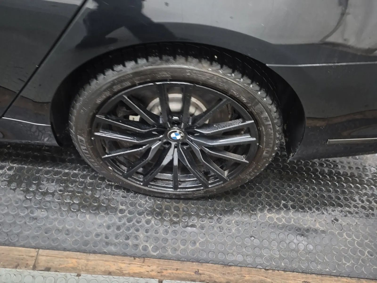 Left Rear Wheel/Tire Photo
