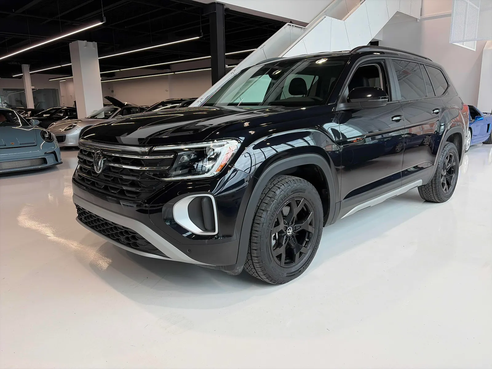 3/4 Front (Main image)