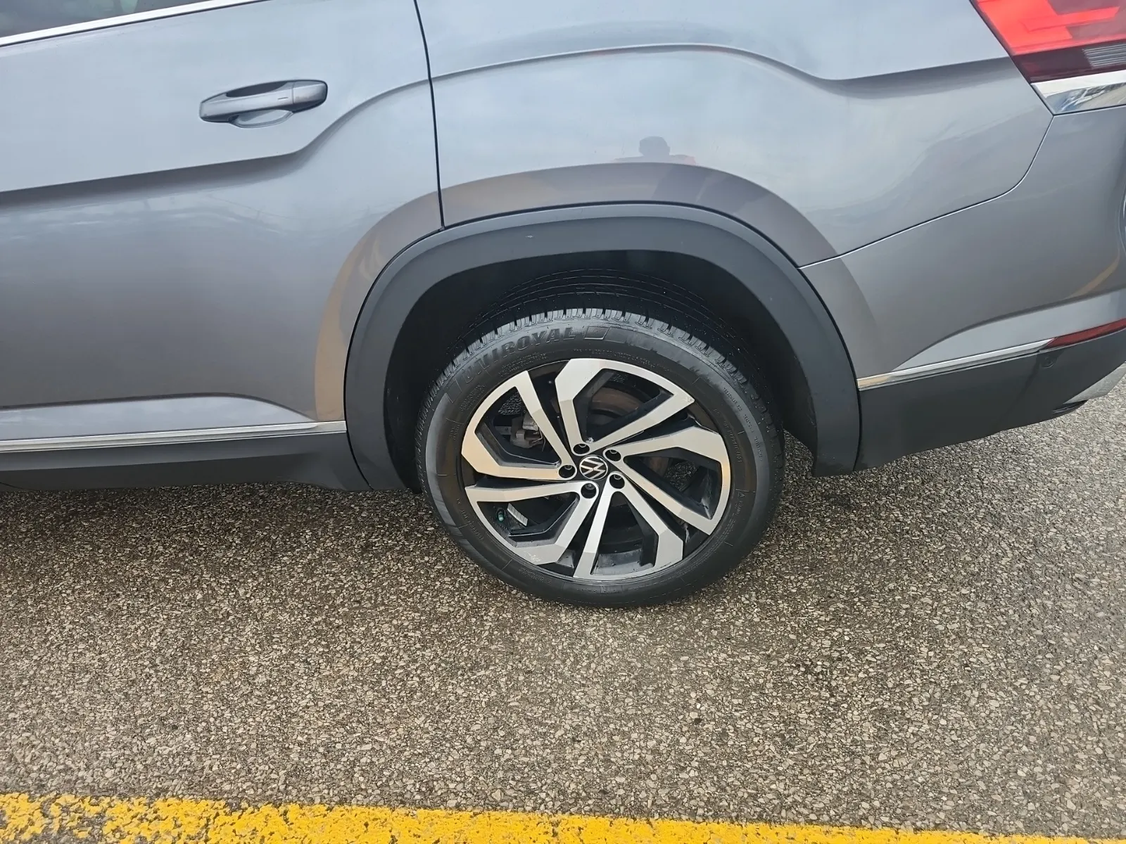 Left Rear Wheel/Tire Photo