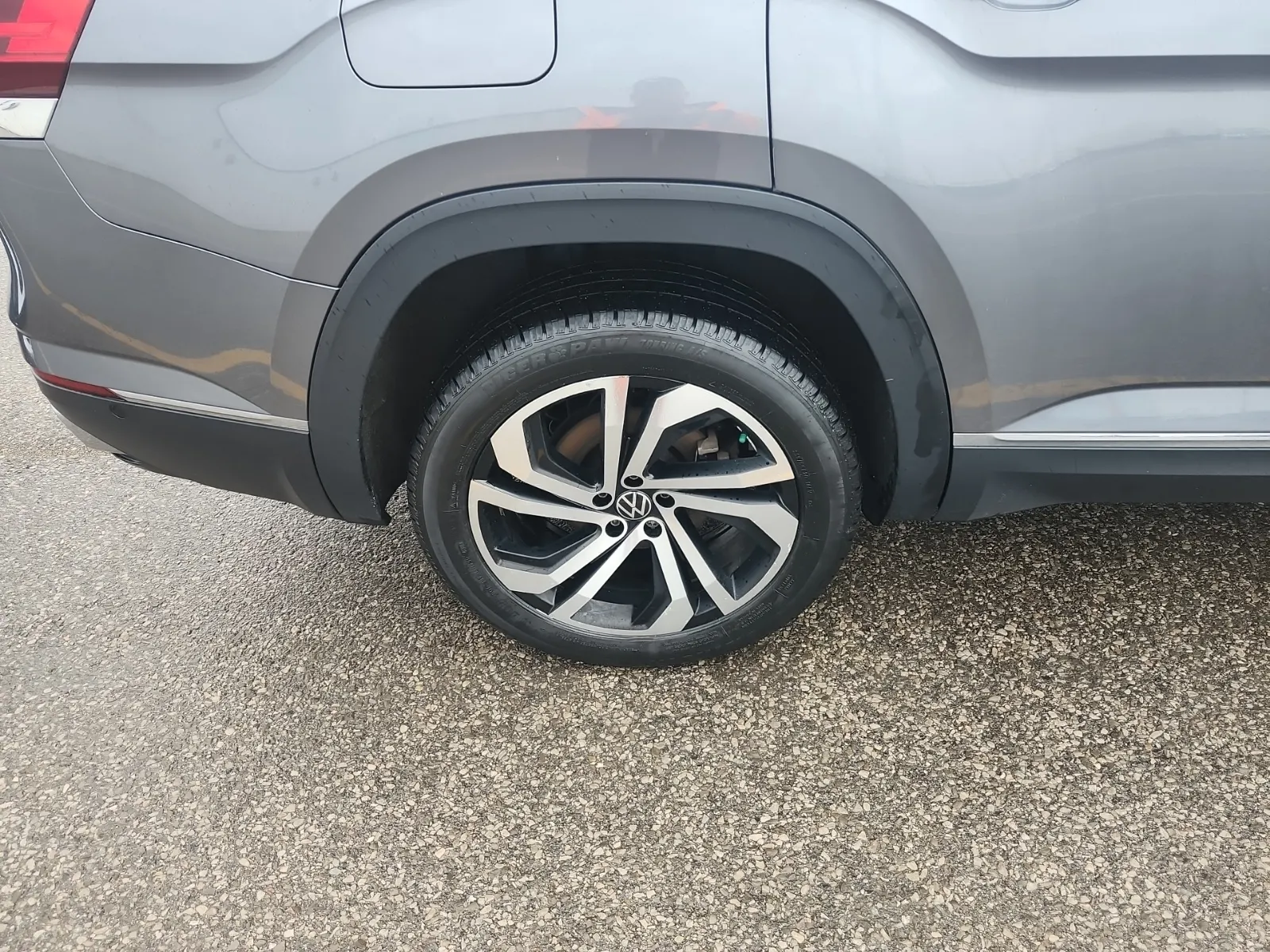 Right Rear Wheel/Tire Photo