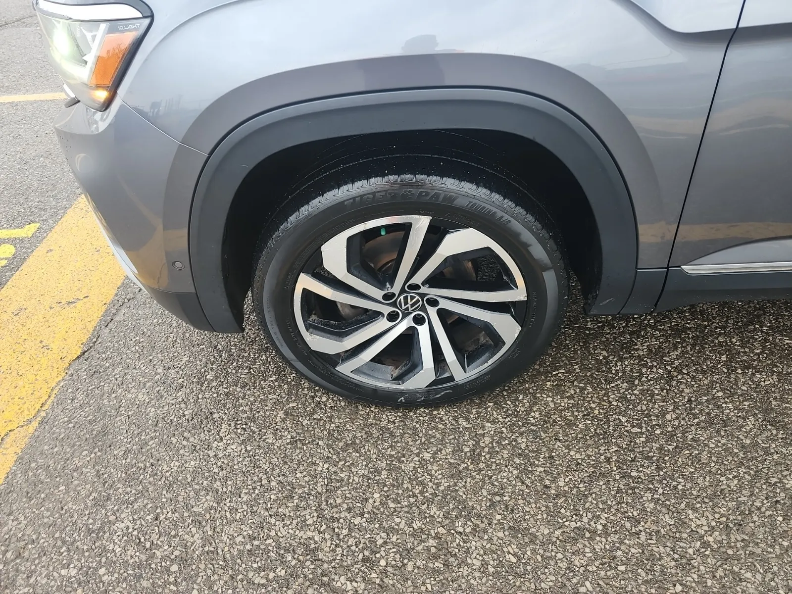 Front driver wheel/tire photo