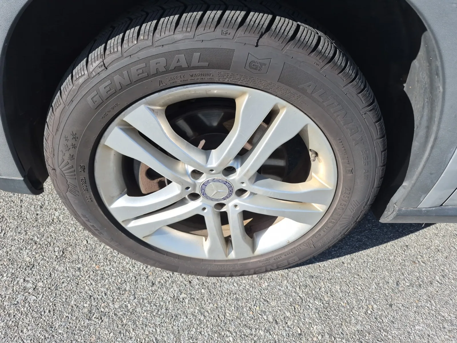 Front driver wheel/tire photo